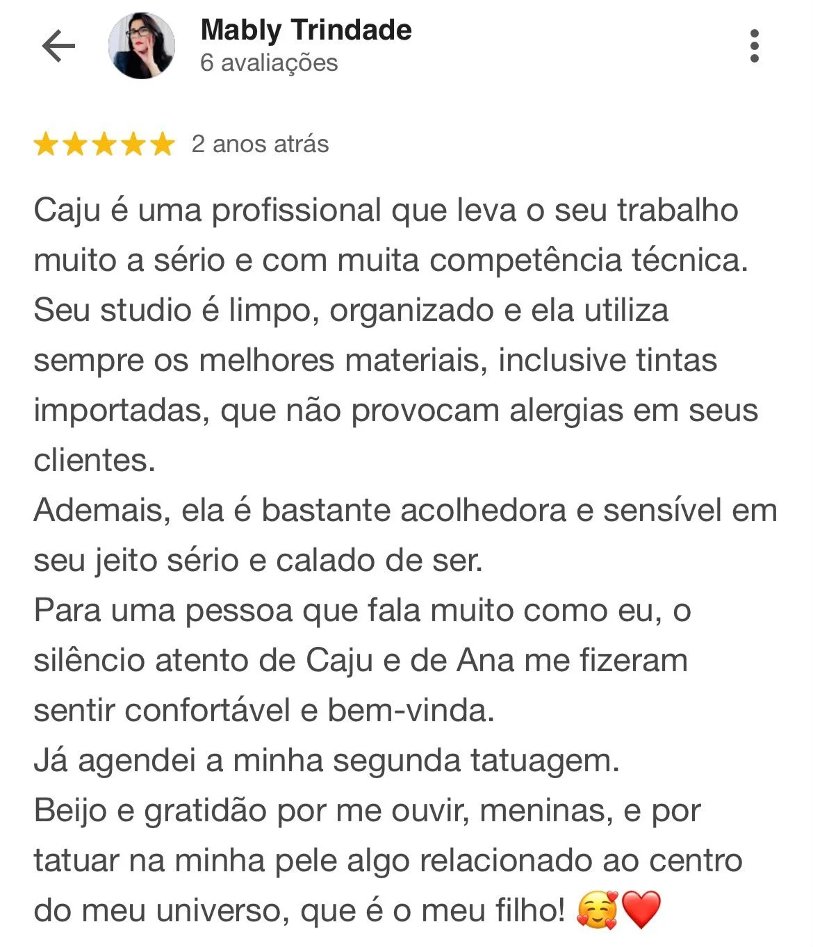 Avaliação de cliente elogiando serviço de um profissional chamado Caju, destacando competência, experiência, materiais de qualidade, acolhimento, sensibilidade, e confirmando agendamento de uma tatuagem.