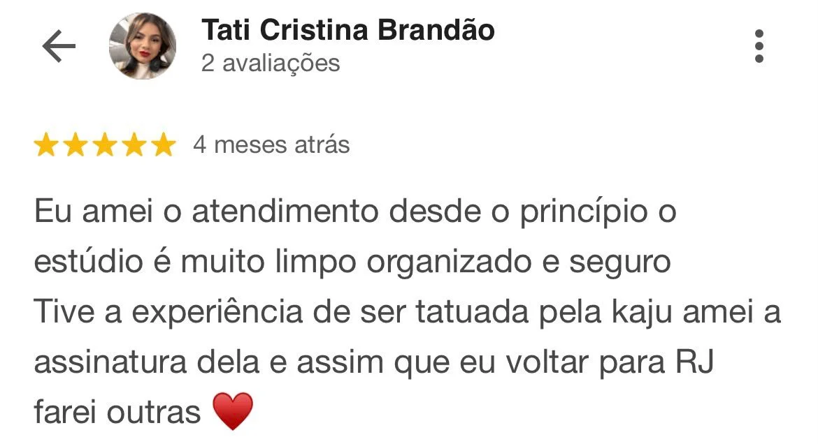 Comentário de avaliação positivo na internet sobre um serviço de tatuagem, com uma foto da pessoa que fez a avaliação, seu nome, avaliação de cinco estrelas, e uma mensagem falando sobre a satisfação com o atendimento e experiência de tatuagem.