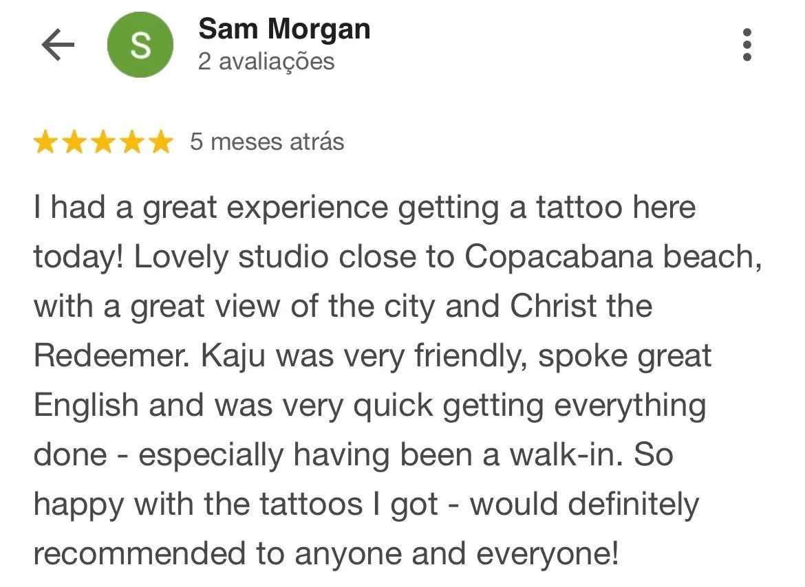 Avaliação de cliente sobre estúdio de tatuagem próximo à praia de Copacabana, destacando experiência positiva, vista da cidade e do Cristo Redentor, equipe amigável, e comentários sobre o processo de tatuagem.