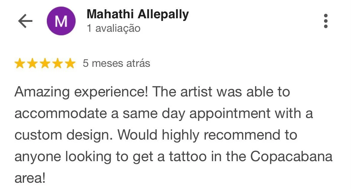 Avaliação de cinco estrelas de uma experiência com um artista de tatuagem, recomendando o serviço na área de Copacabana.