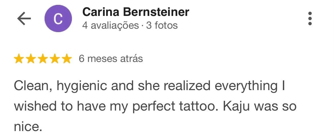  Avaliação de uma cliente chamada Carina Bernstein, com cinco estrelas, 6 meses atrás, que descreve o serviço de tatuagem como limpo, higiênico e realizado com perfeição por Kaju, destacando sua simpatia.