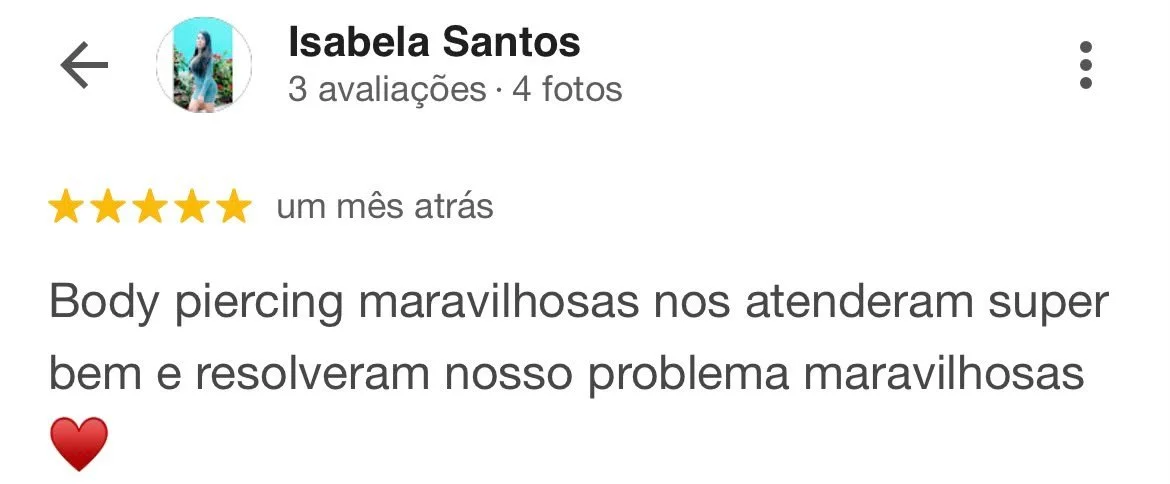 Avaliação de uma cliente chamada Isabela Santos, com cinco estrelas, comentando sobre um serviço de piercing corporativo que resolveu seu problema, com um coração vermelho ao final do texto.