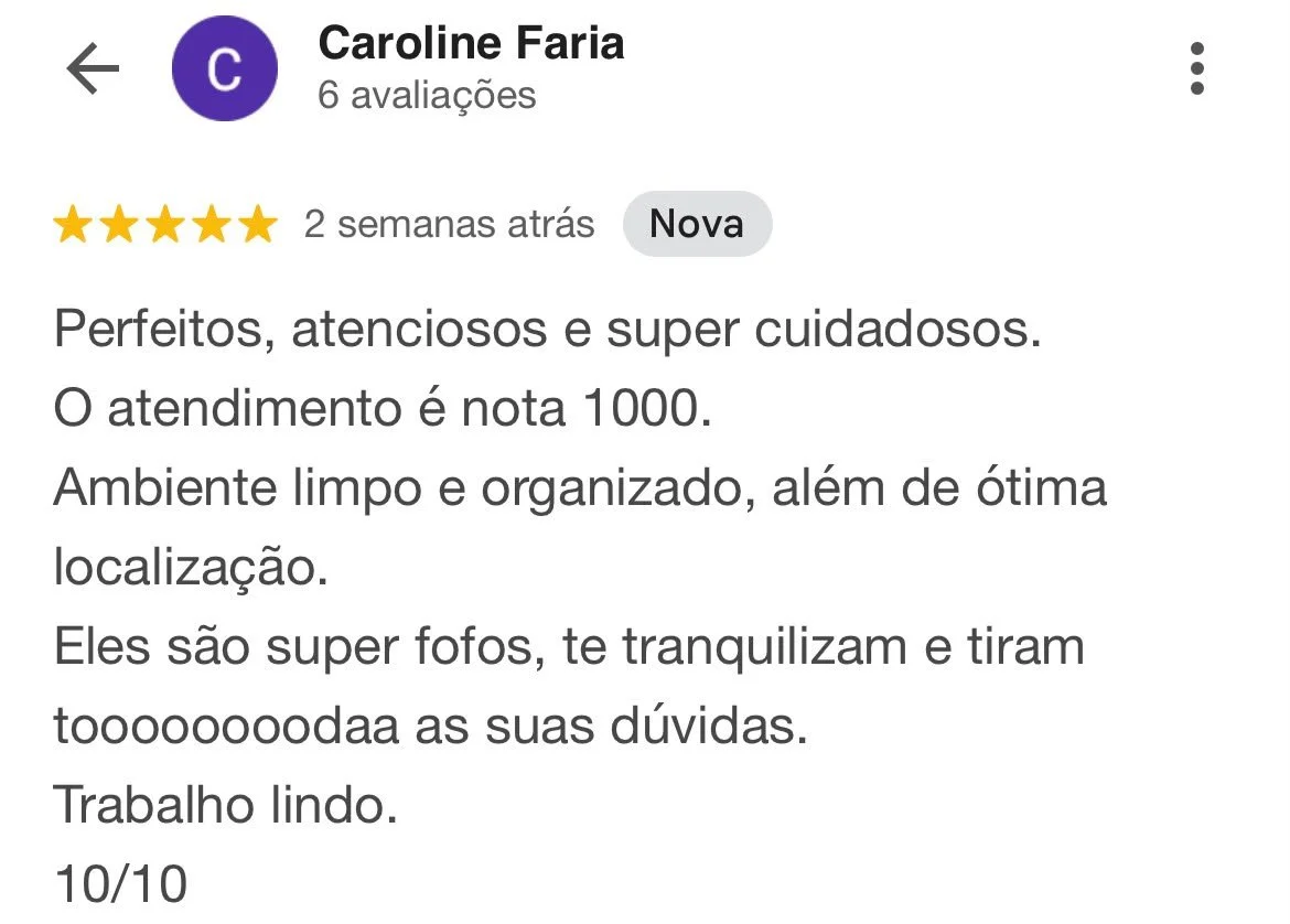 Avaliação de uma pessoa chamada Caroline Faria, com cinco estrelas, com comentário elogioso sobre atendimento, ambiente e serviço.