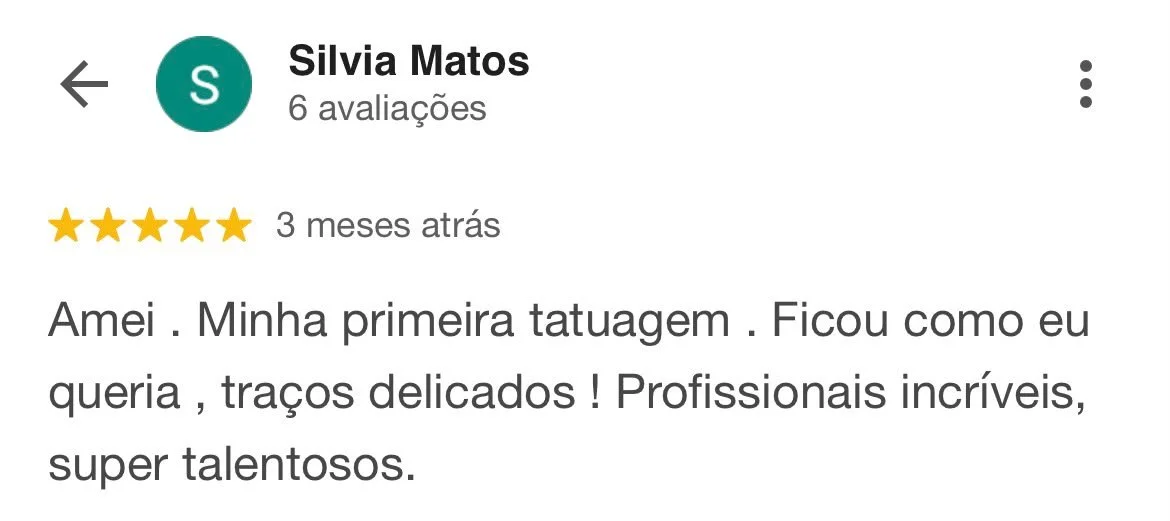 Avaliação de cliente descrevendo sua experiência com sua primeira tatuagem, elogiando a delicadeza do traço e os profissionais talentosos.