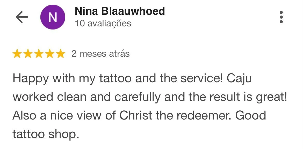 Avaliação de cliente em uma plataforma de serviços de tatuagem, destacando uma avaliação de cinco estrelas e comentários positivos sobre o artista Caju.