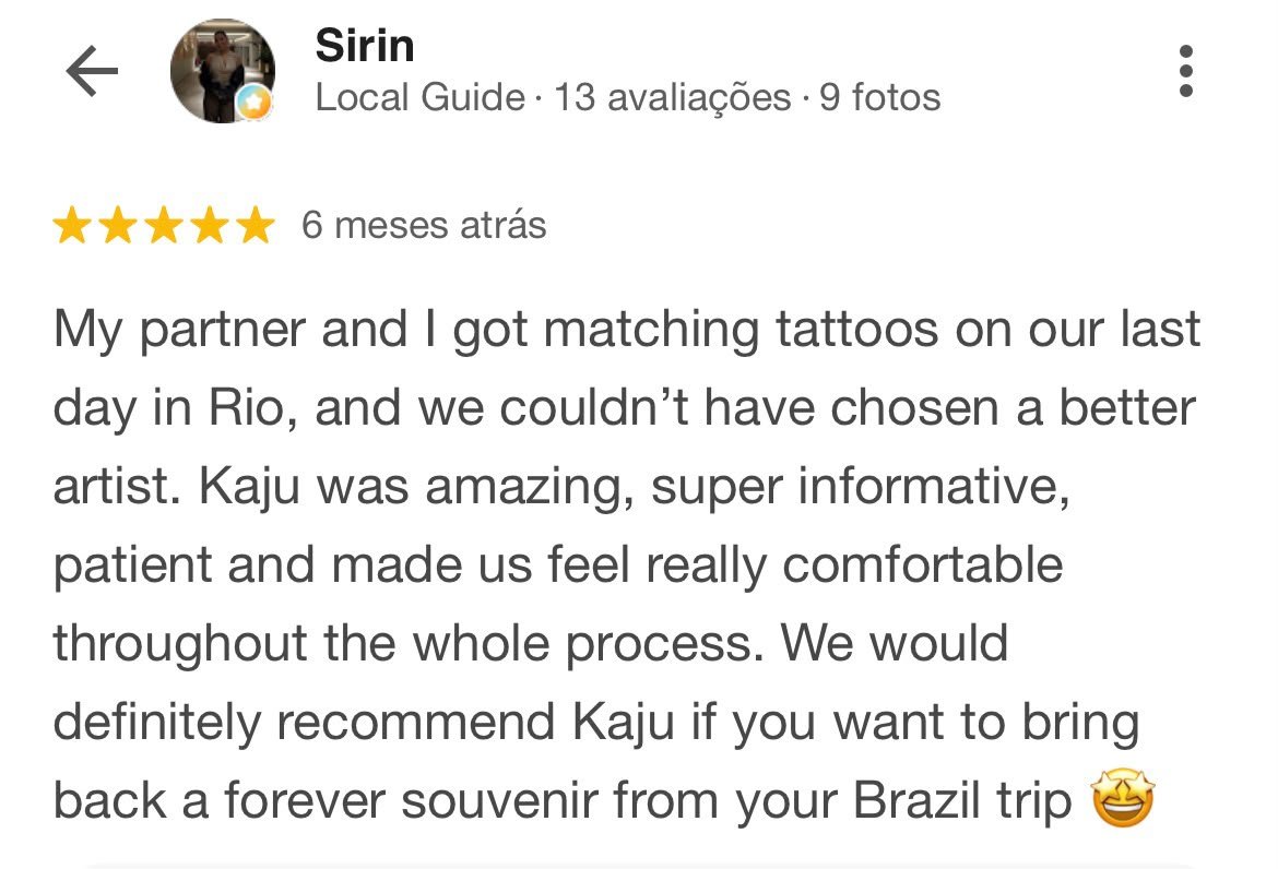 Avaliação de um serviço de tatuagem no Rio de Janeiro, incluindo estrelas de avaliação, nome do cliente, comentários sobre a experiência e uma foto de uma pessoa em um estúdio.