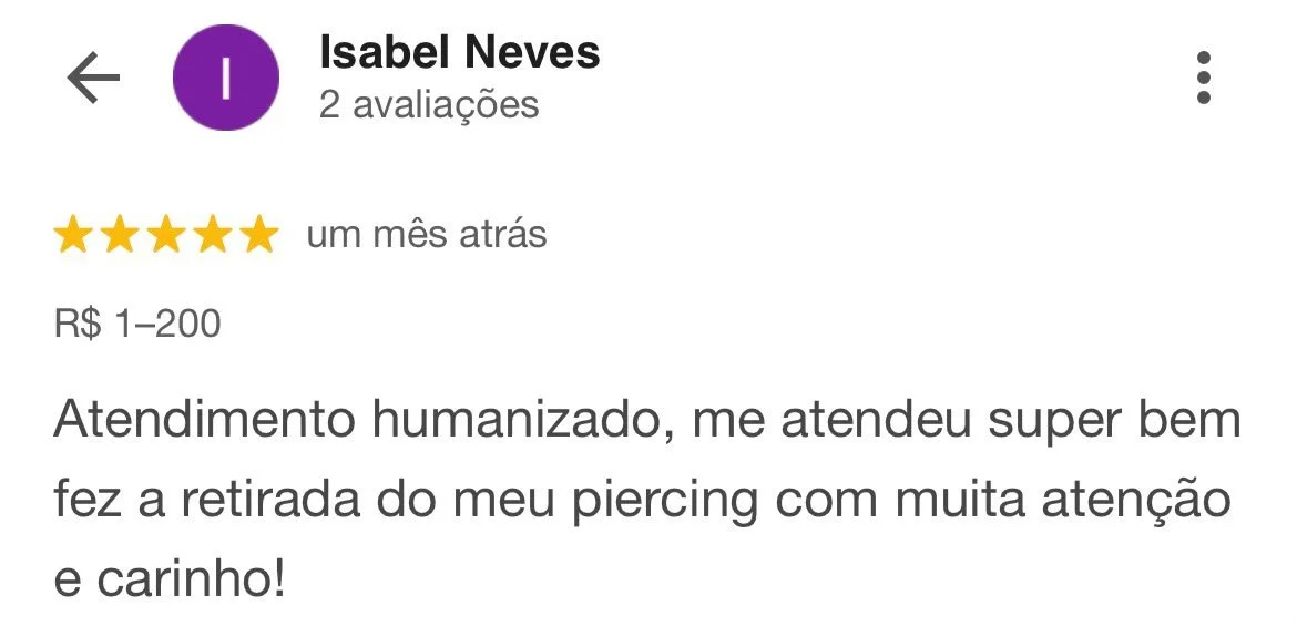 Avaliação de cliente destacando atendimento humanizado e cuidado na retirada de piercing.