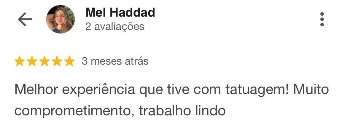 Avaliação de cliente com estrela, nome Mel Haddad, comentário positivo sobre experiência com tatuagem.