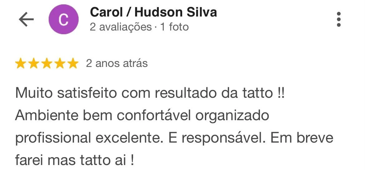Avaliação de cliente elogiando um tatuador, incluindo estrelas de classificação e texto de opinião.