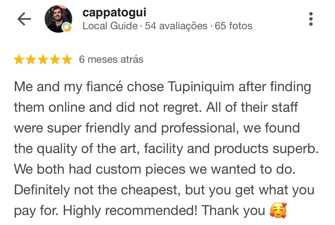 Avaliação de cliente com estrelas douradas, texto de avaliação positiva sobre uma loja de tatuagem, incluindo comentários sobre atendimento, qualidade dos produtos e recomendações.