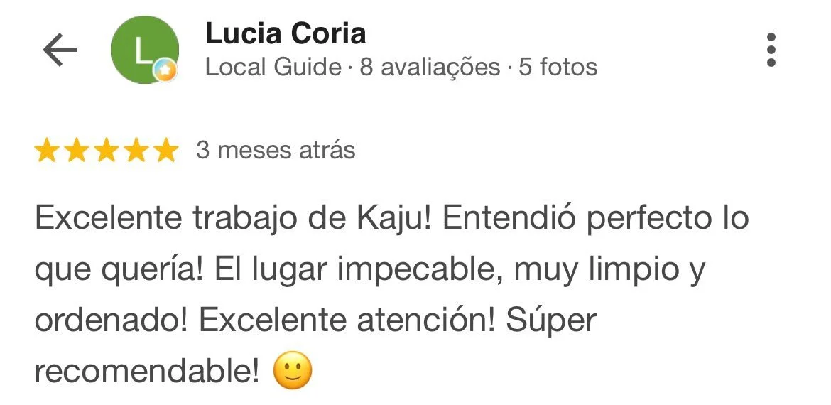 Avaliação de cliente em aplicativo com avaliação de cinco estrelas e comentário positivo.