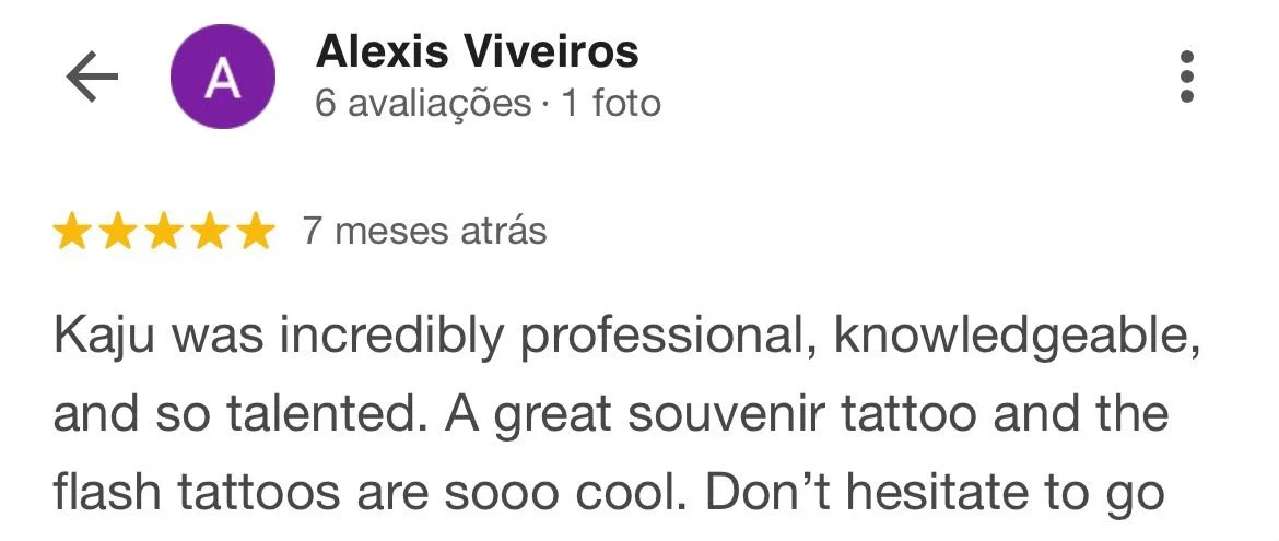 Avaliação com cinco estrelas, nome Alexis Viveiros, uma foto, comentário elogioso sobre um artista de tatuagem, destacando sua profissionalismo e talento.