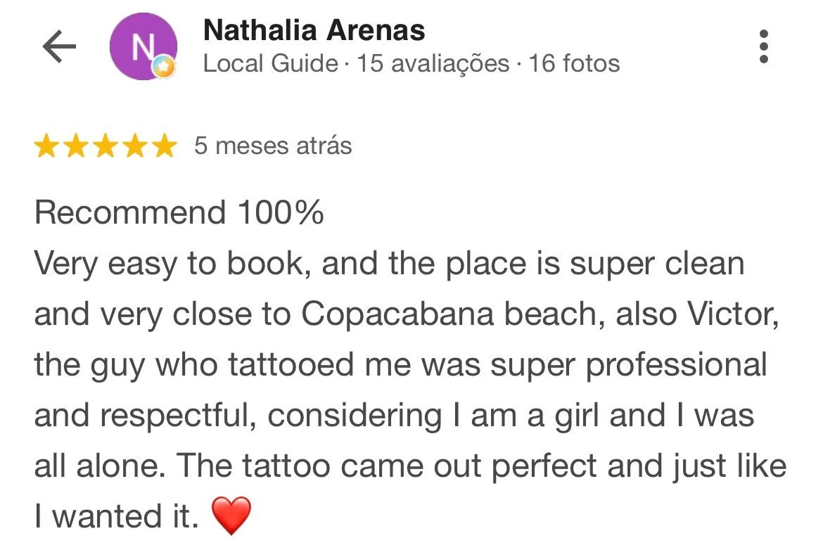 Avaliação de cliente com estrelas, texto de recomendação, e uma coração vermelha ao final