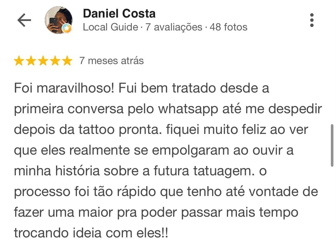 Avaliação de uma cliente com cinco estrelas, comentando sobre sua experiência positiva com um tatuador, mencionando o contato pelo WhatsApp, satisfação com o resultado da tatuagem e o processo rápido.