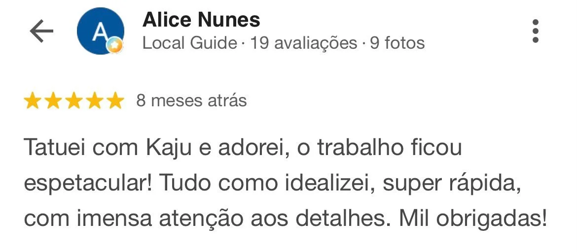 Avaliação de cliente com estrelas, texto em português elogiando trabalho realizado, mencionando satisfação com detalhes e rapidez.