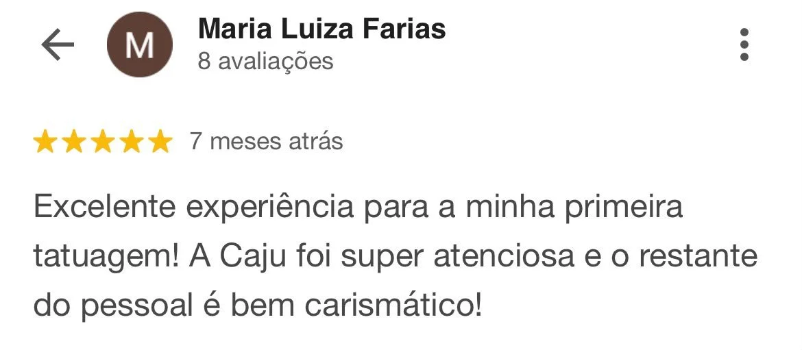 Avaliação de cliente com 5 estrelas em português, elogiando experiência de tatuagem.