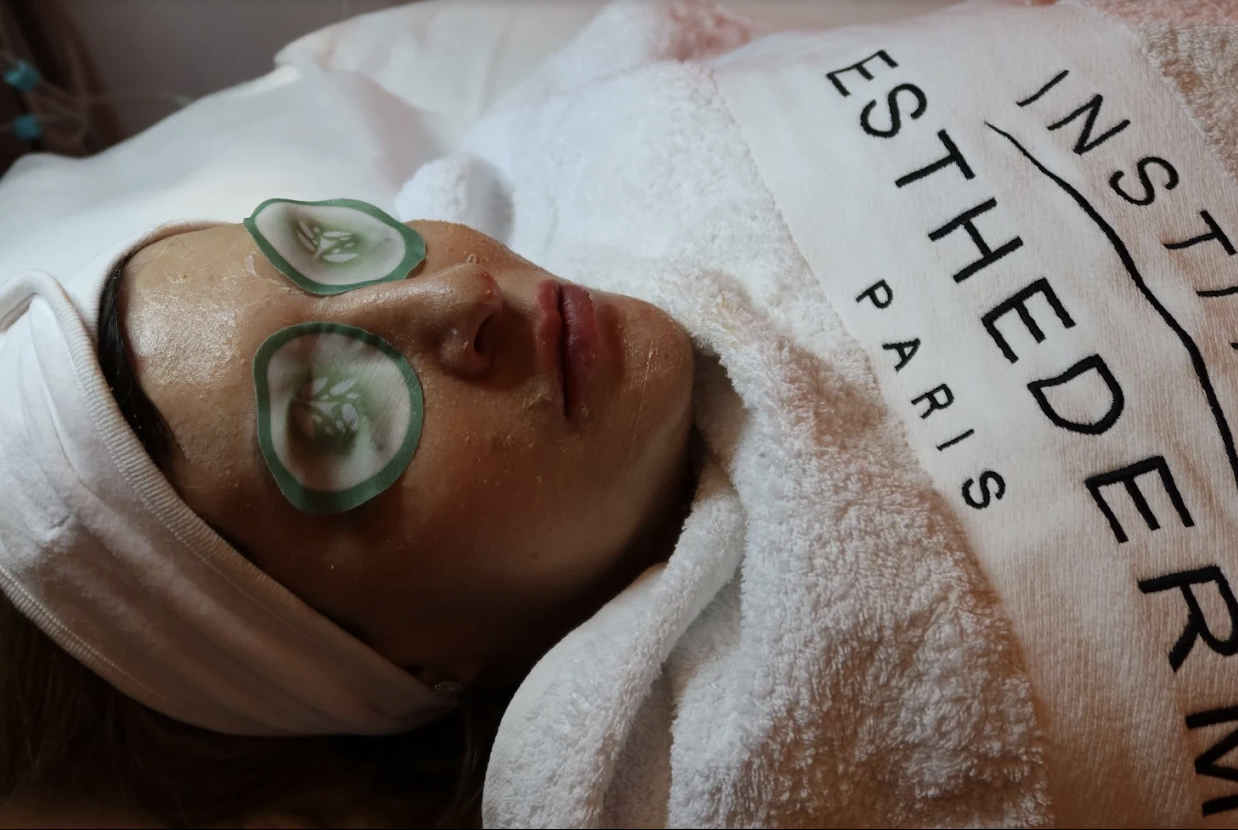 Patient relaxing during a HydraFacial treatment at Helalat Clinic