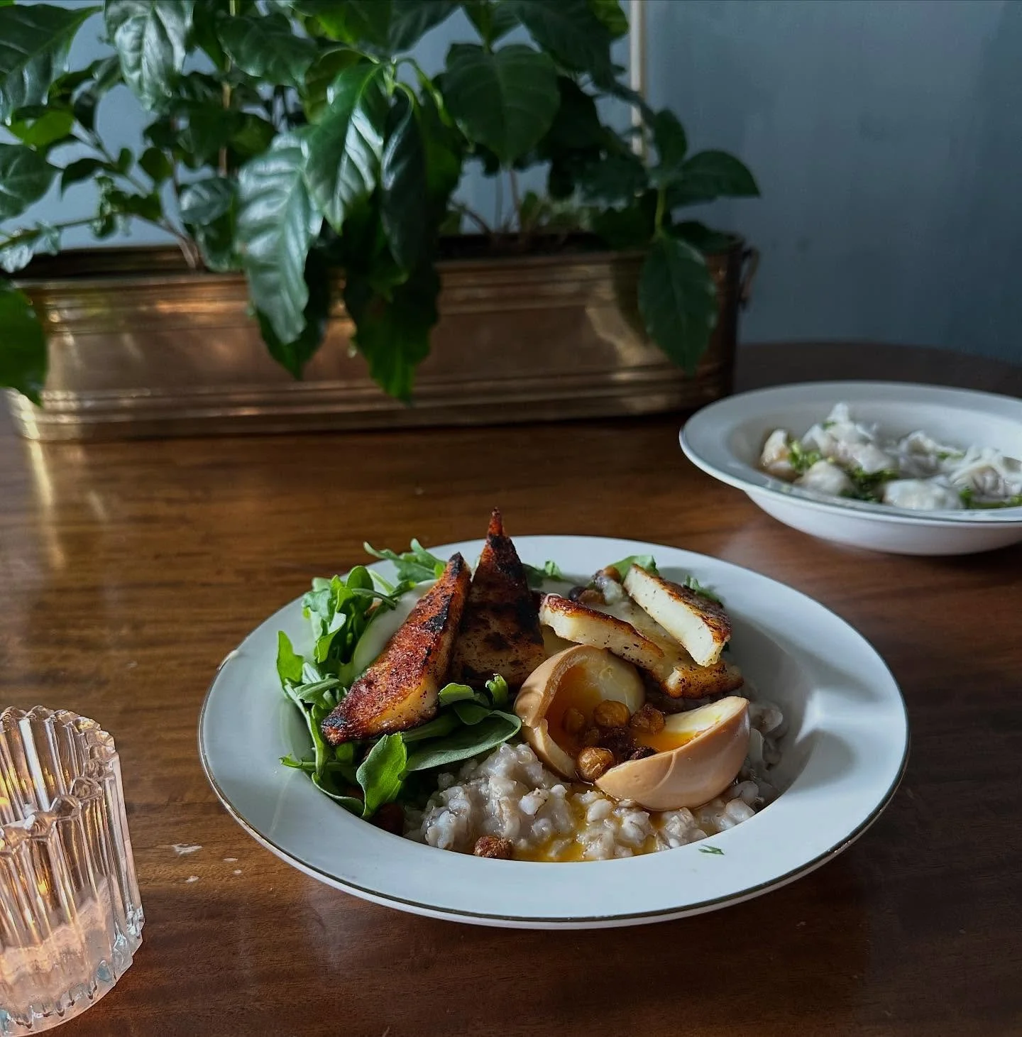 Our halumi bowl with comforting barley, perfectly seasoned egg, crispy chickpeas and arugula lemon salad ❤️ 

#yvrfood #brunchvancouver #sundaymood☀️ #vegetarianfood