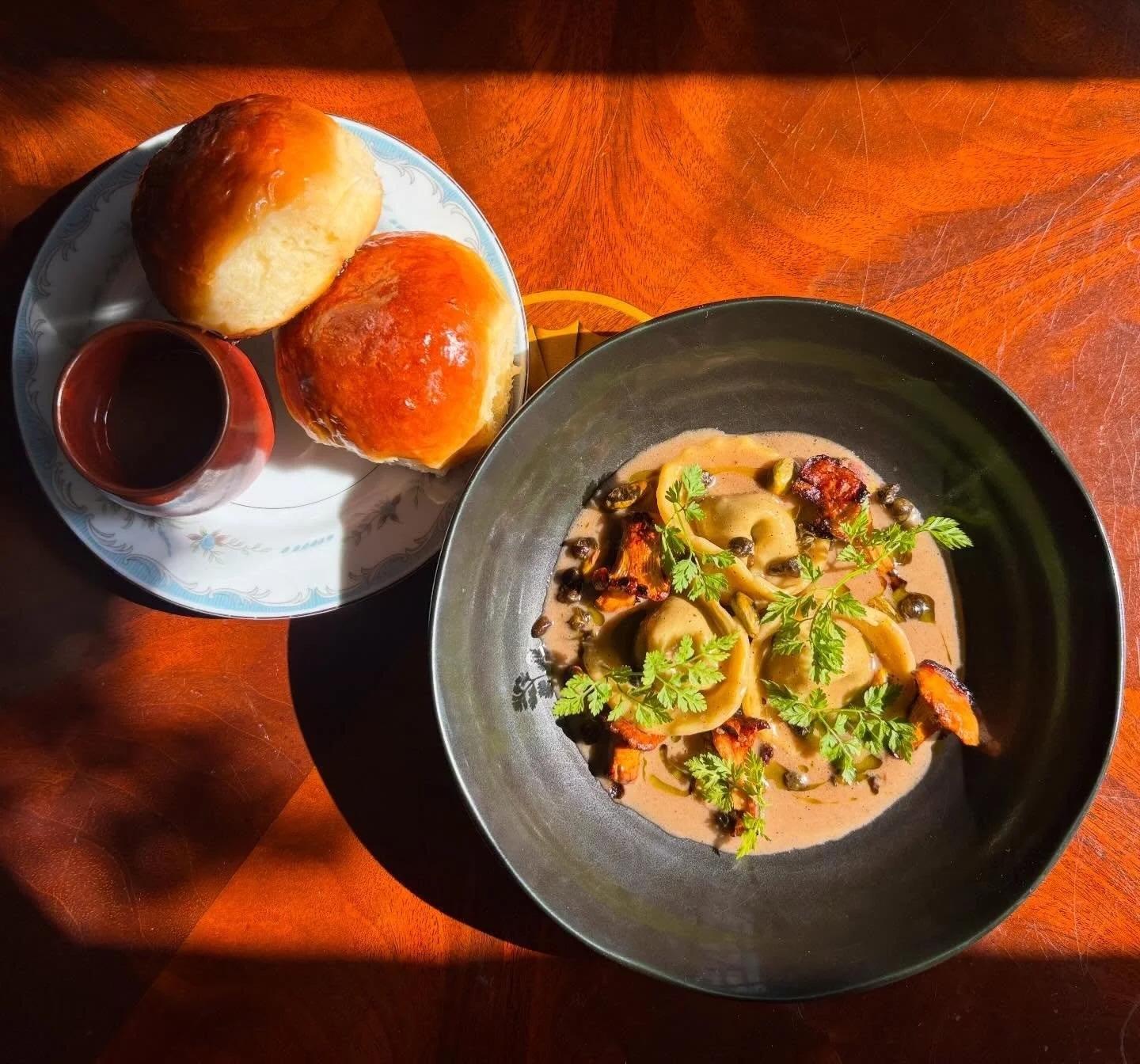 Mushroom &amp; black garlic filling, brown butter Kombu sauce, pistachios, capers, herbs&hellip;

Pro tip: add bread🤫