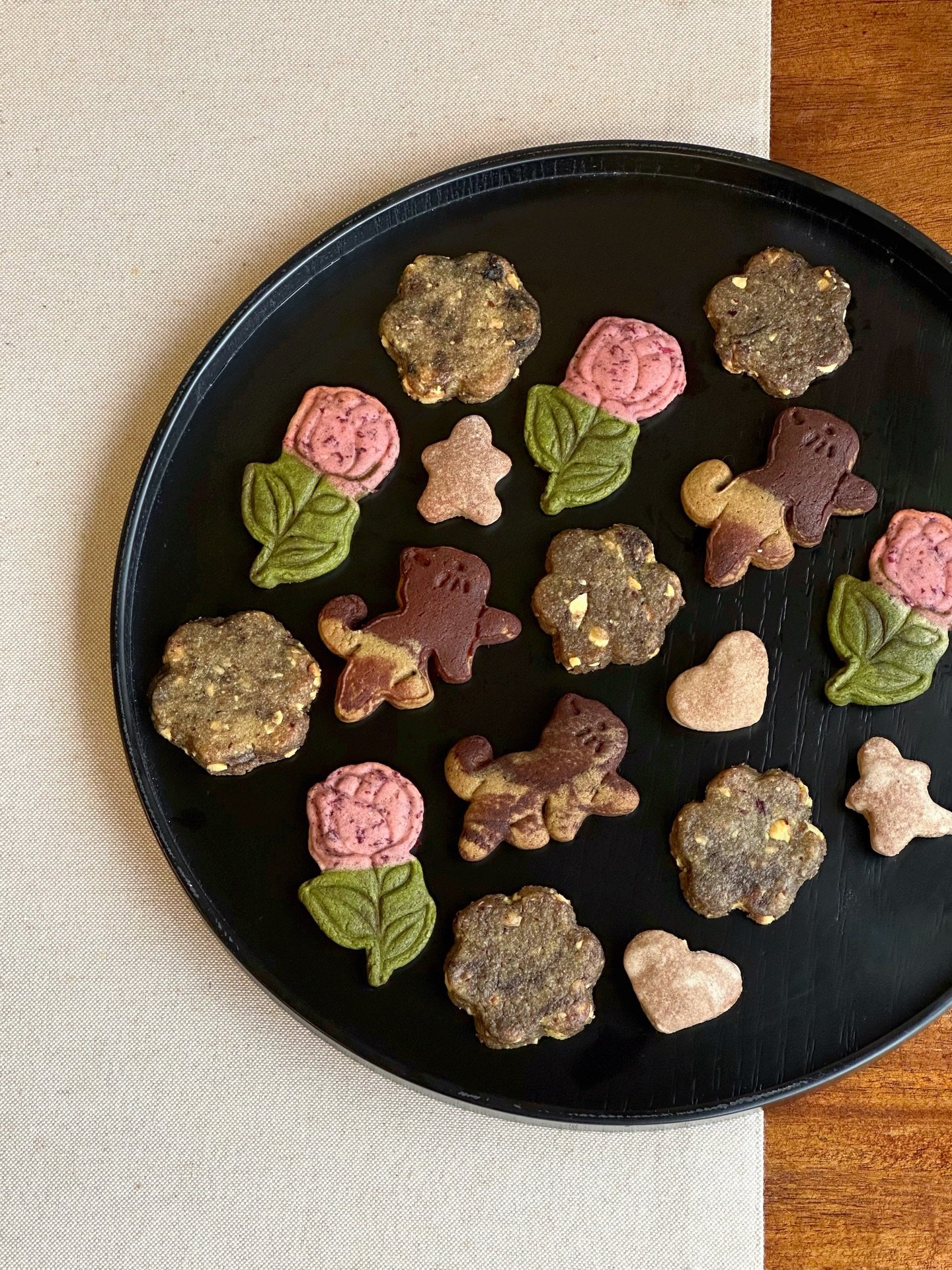 A thoughtfully curated cookie pack featuring a mix of warm, fragrant, and comforting flavours.

Cat &bull; Hojicha chocolate sugar cookie
Flower &bull; Toasted hazelnut chewy cookie
Person/heart &bull; Lebkuchen cookie (spiced gingerbread)
Flower ste