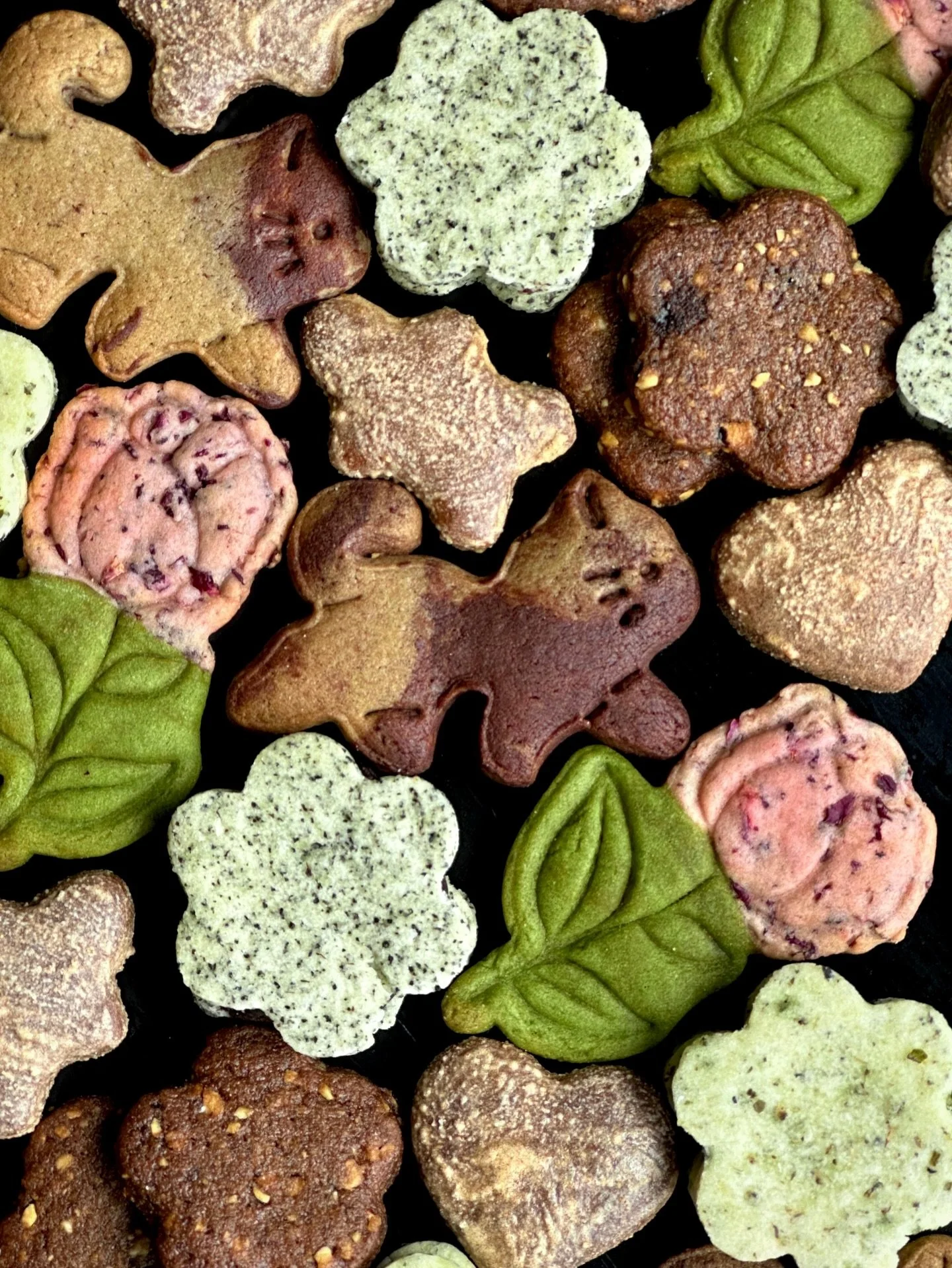A closer look at our festive cookie box, made for sharing with friends and loved ones. Available until Christmas Eve. Preorders will be live on our website later today.

Large box (32 cookies)
5 hojicha chocolate &bull; 5 rose matcha &bull; 8 toasted