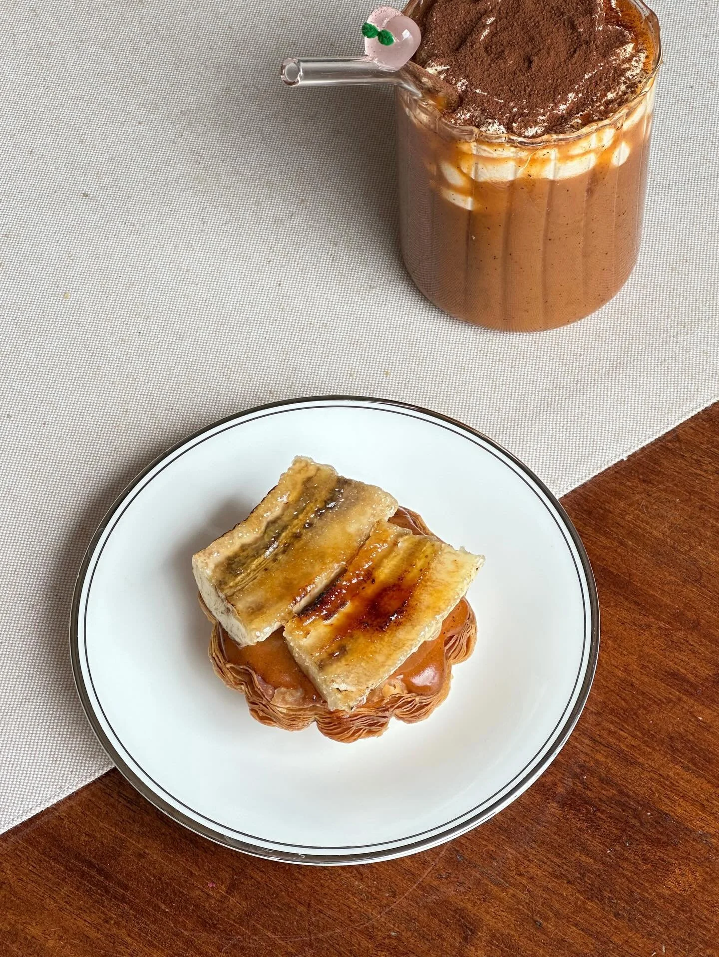 Thai tea banana br&ucirc;l&eacute;e tart, another tart inspired by our trips overseas. This tart draws inspiration from a bakery in Shanghai 

Br&ucirc;l&eacute;ed organic banana slices | Thai tea pudding | pralin&eacute; chocolate ganache | croissan