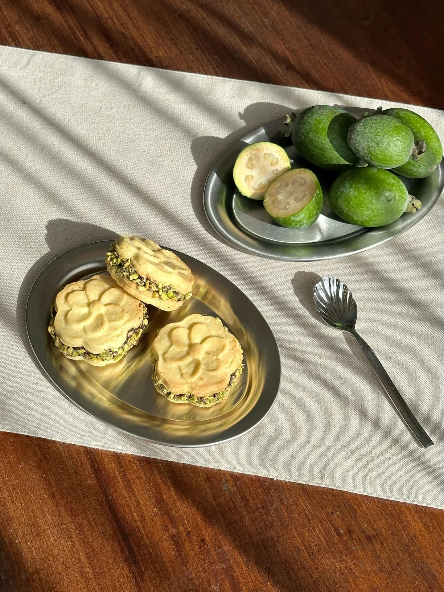 It&rsquo;s Feijoa season, starting this season off with a new sandwich cookie, I&rsquo;ve decided to pair it with coconut and dark chocolate. 

Sugar coconut | Feijoa comp&ocirc;te | dark chocolate ganache | pistachio garnish