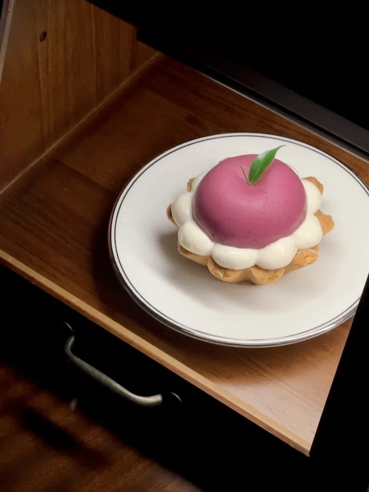 (Re:) Introducing Apple tart 🍎

For this edition of Apple tart, we wanted to bring together something creamy, smooth and crumbly

Blueberry/ Strawberry pur&eacute;e shaped apple | vanilla custard cream | chocolate ganache | nyc style almond cookie b