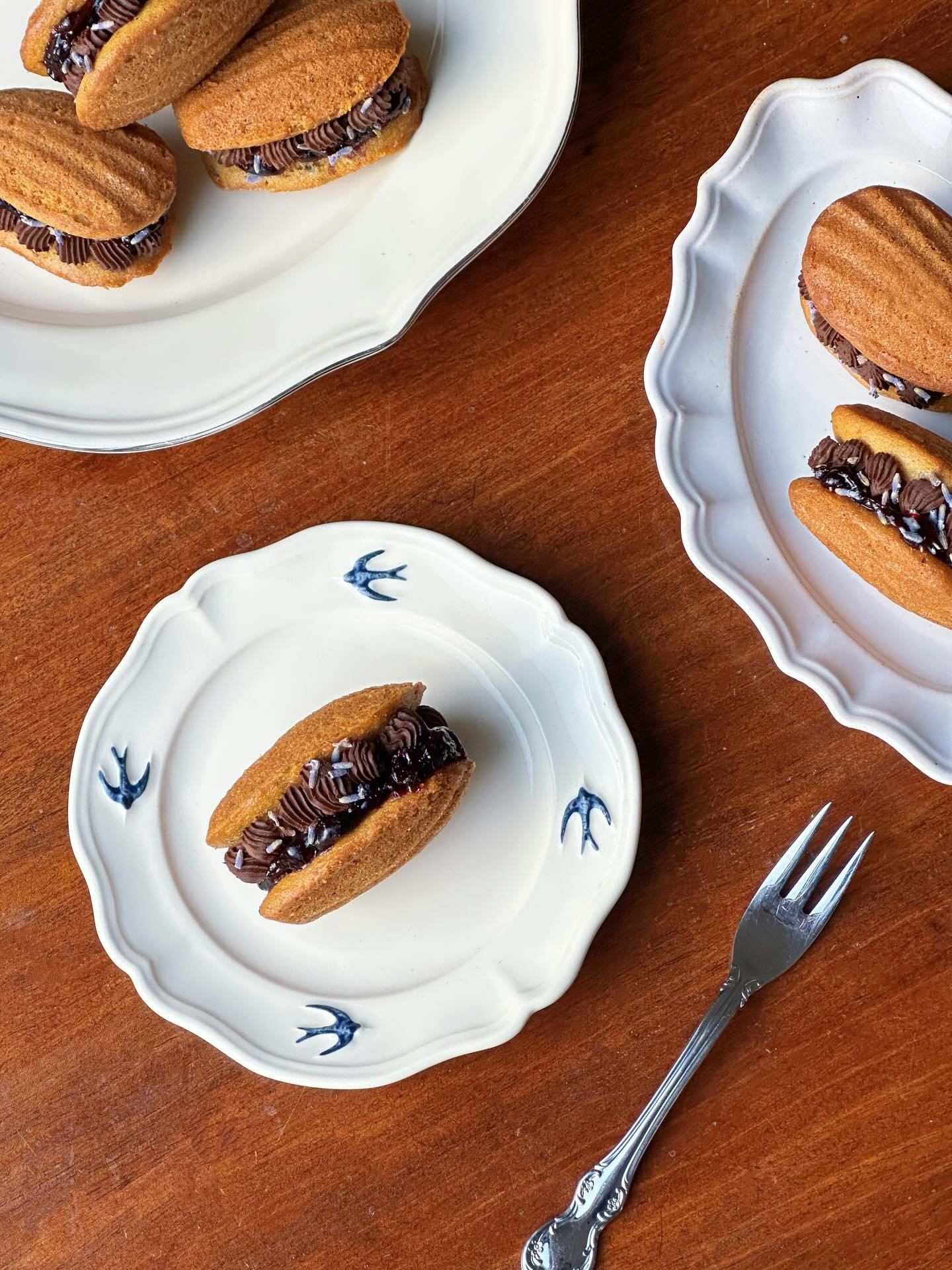 Thought it was time for something new.
Introducing Madeleine sando? (Still figuring out what to call them)

For this edition we have some juicy blackcurrants with light lavender notes, combined together a lingering note of chocolate.

Blackcurrant co