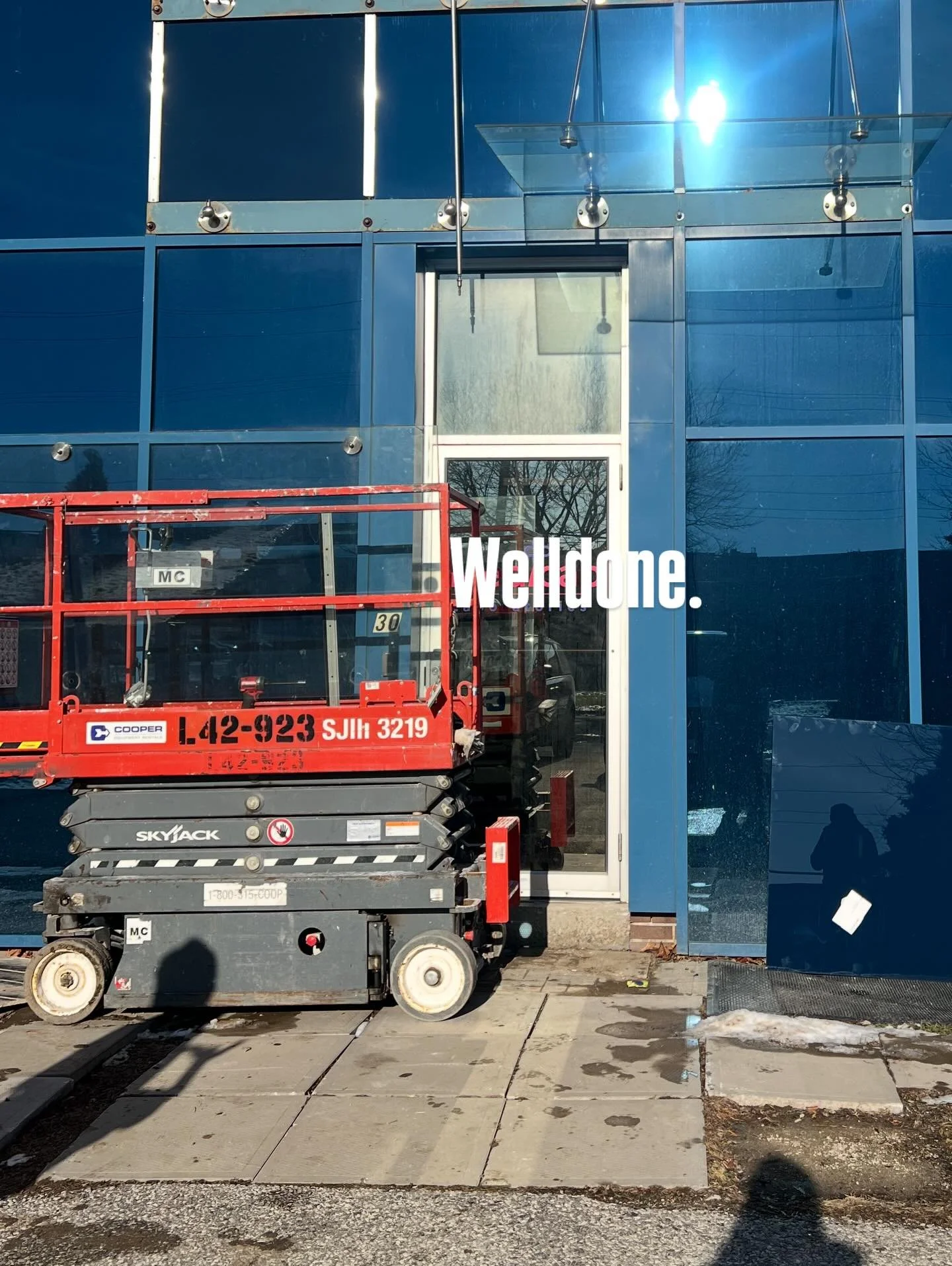 Emergency board-up, custom glass supply, and precision glass replacement &mdash; even in special colors and custom heights.
From urgent protection to flawless installation, Glassowin is here to support you, 24/7.
Quality, speed, and reliability you c
