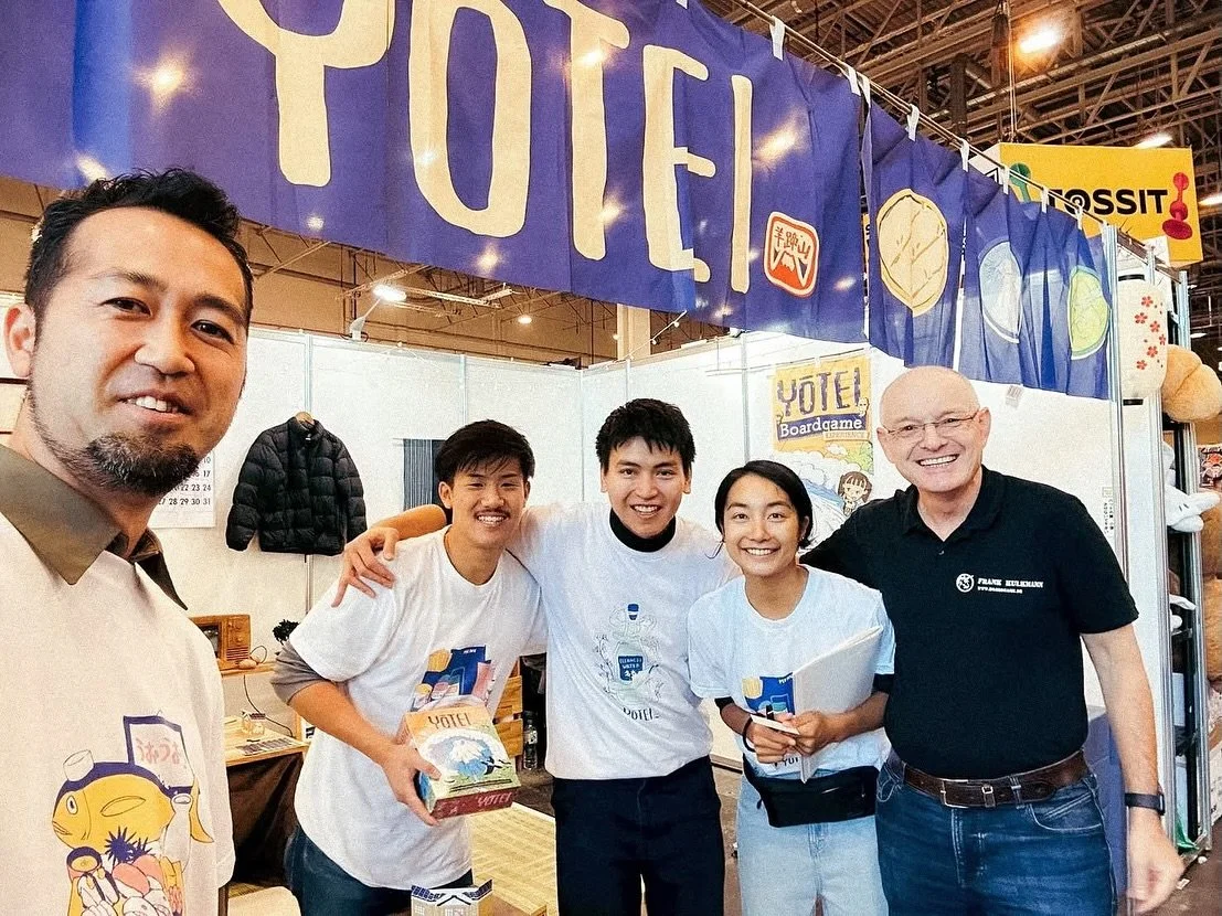 【世界ボードゲームエキスポに出展】応援してくださった皆さんに、心から感謝申し上げます。出展する前は不安いっぱいで、出国寸前までトラブルばかりでしたが、ドイツについてからは多くの友人の助けもあり、満足な結果を得られることができました。多くのメディア関係者から愛好家、ディストリビューターに興味を持っていただき、最後には「いつか羊蹄山を観に行くのが夢だ」と言ってくれたファンの方もいました。今後どうボードゲームを展開して行くかは日々みんなで必死に相談して調べているところですが、多くの方に満足していただけ