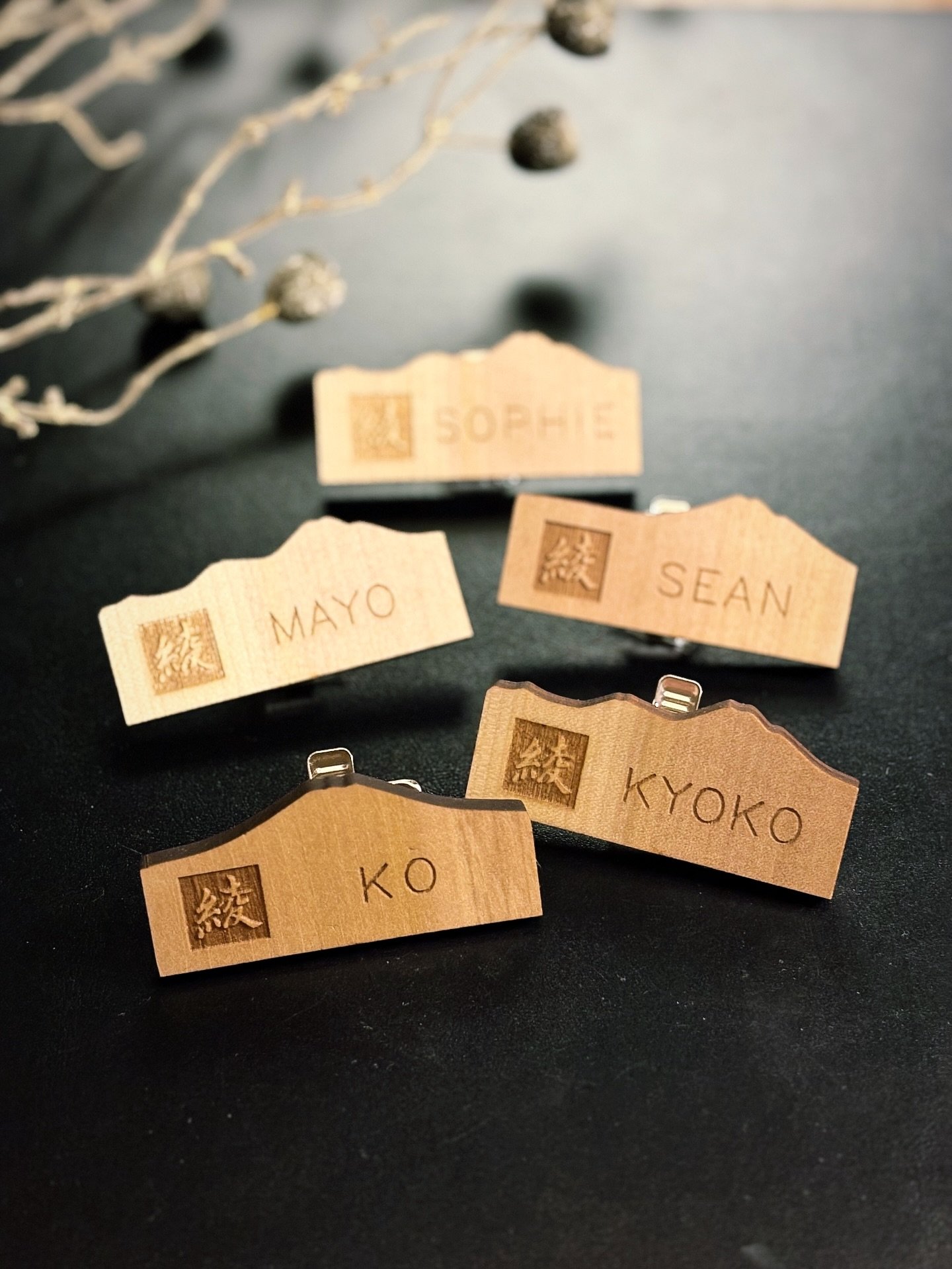 AYAニセコのスタッフ用の名札を作らせていただきました。ニセコの山々をモチーフにしたデザインで、スタッフによって山の形が違うのがポイント。道産材を使用し、再エネで作っています🗻

We had the opportunity to make name tags for AYA Niseko. Made from Hokkaido wood, engraved with solar energy 🌿

#hokkaidowood
