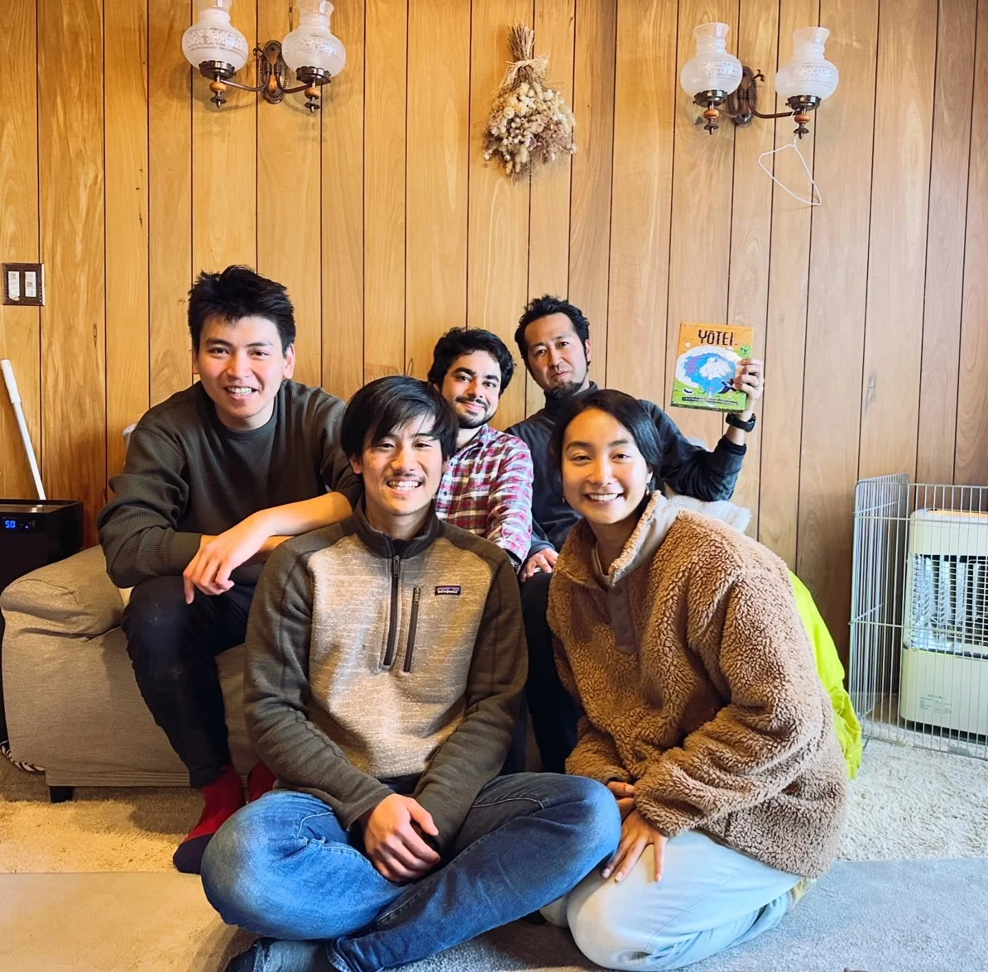 あけましておめでとうございます！
2025年はみなさんに大変お世話になりました。
今は正式メンバーが6人になり、より賑やかなチームになってまいりました✨2026年もより高みを目指して、みんなで楽しく頑張っていきたいと思っております。

ボードゲームを楽しんでいただいている皆さん、本当にありがとうございます！今後も暖かい目で見守っていただけると嬉しいです！

Happy New Year from our Kumagera Team!