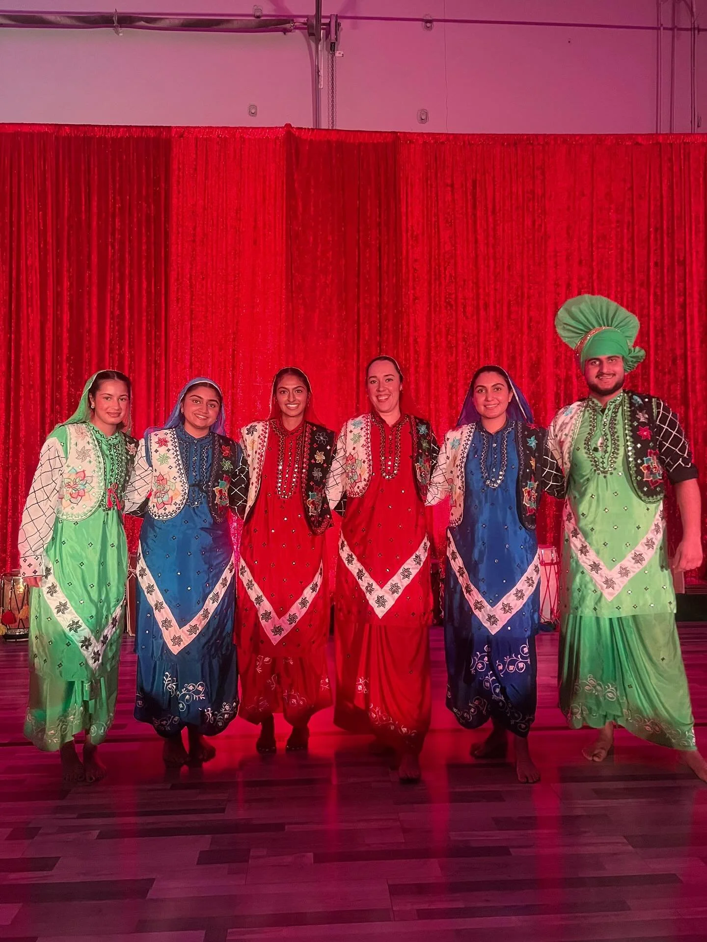 And that&rsquo;s a wrap on our advanced batch class with @vancitybhangra!!! Had a great time over the last couple of months learning and performing at the winter showcase 😁 

More batch classes coming in Jan for Bhangra and Giddha! Check em out on V