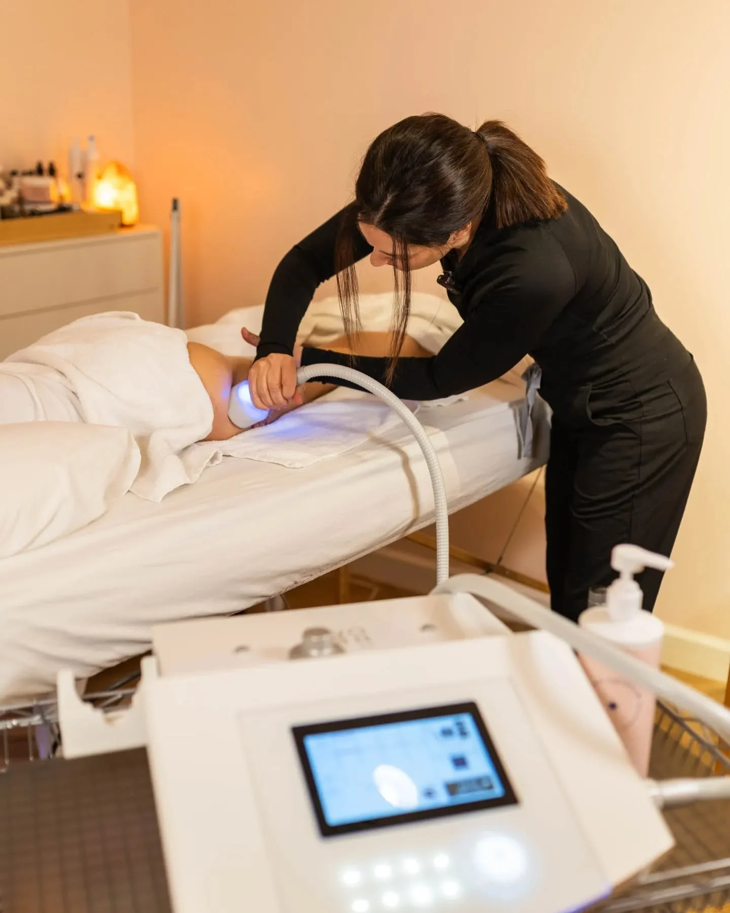 Summer's here and CryoSkin at Natura Organic Med Spa can be your secret weapon! This innovative treatment uses controlled cold therapy to target fat cells, specifically those that contribute to cellulite.

✨ Freezes Fat: Cryotherapy targets and cryst