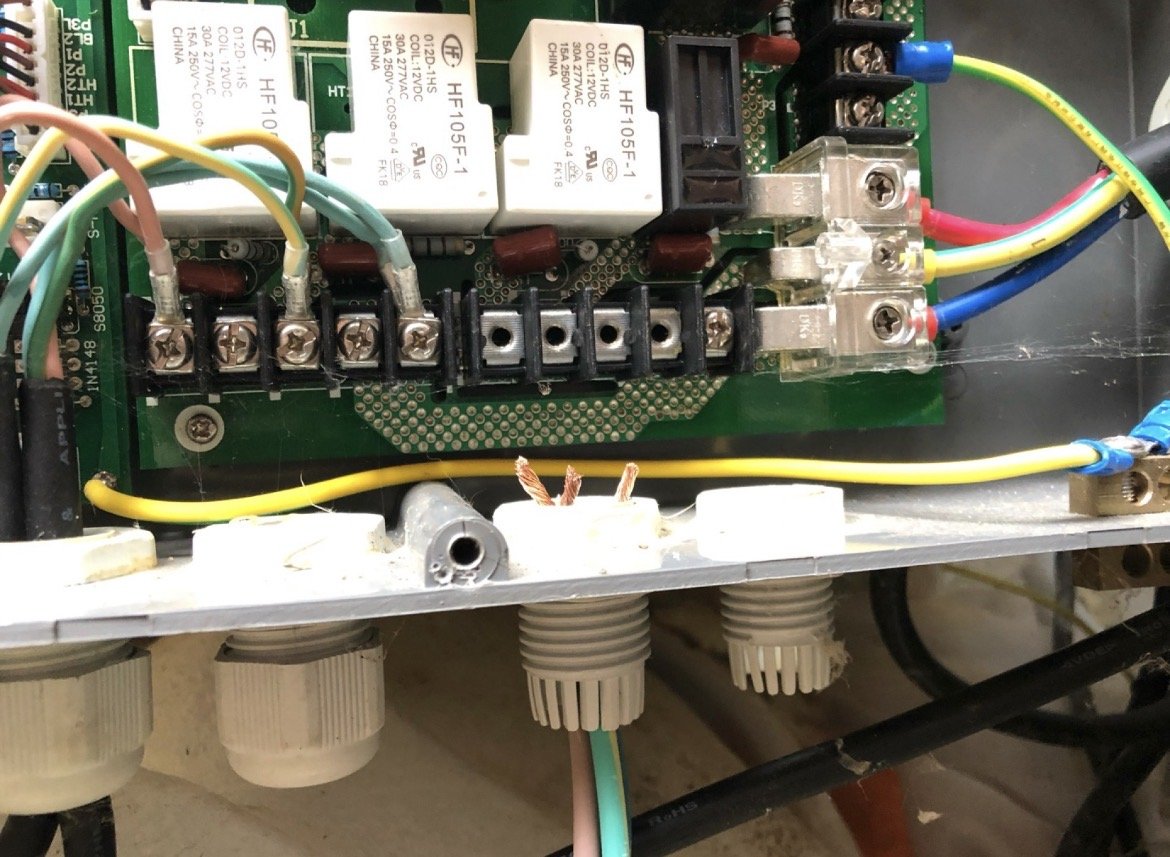 Carte électronique avec composants électroniques, fils et relais.