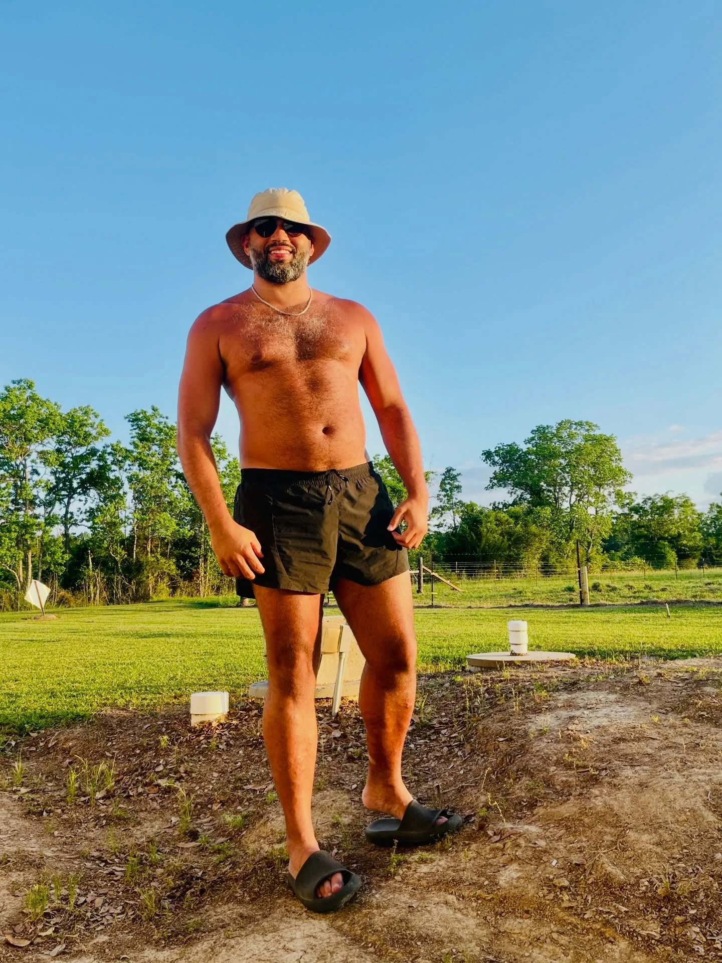 Swipe to see my millennial pose #millennial #blackman #singlegayman #blackbeardedmen #gaymenofinstagram