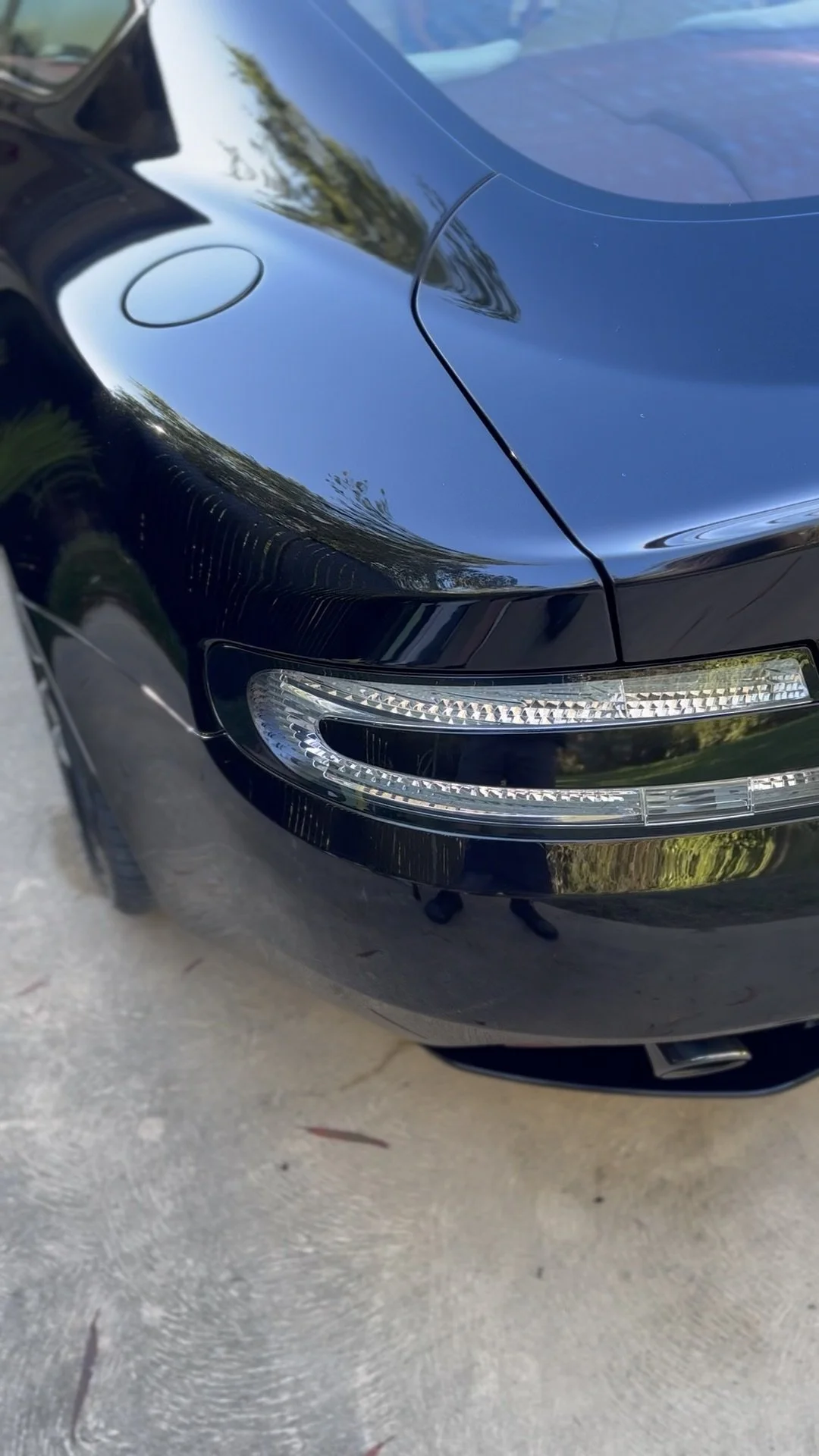 Aston-Martin-DB9-GT-Tail-Light-Cluster-Crystal-Lens-Gloss-Black-Bodywork.jpeg