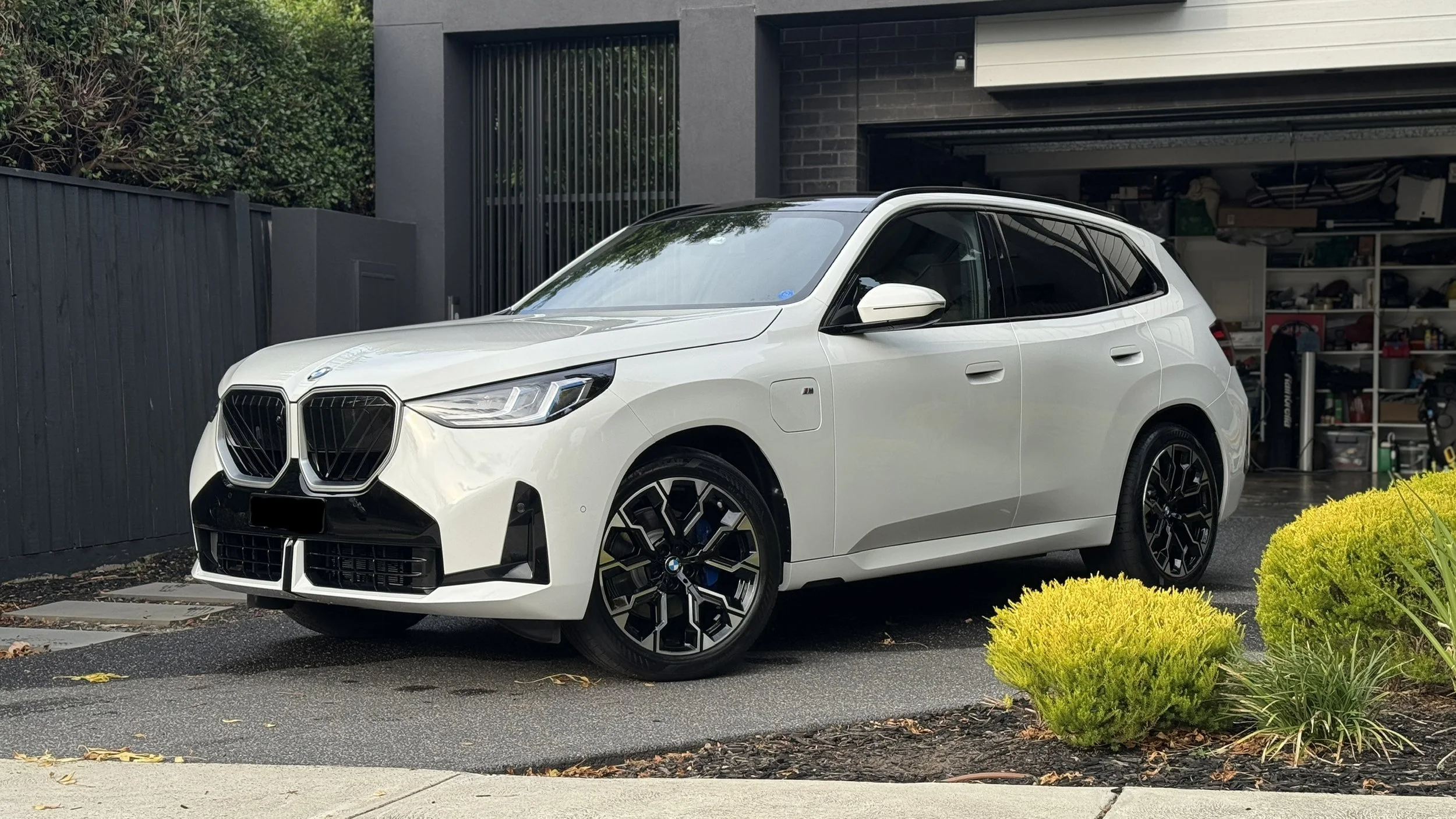 SQKY recently completed a Ceramic Coating for a brand new BMW X3 Hybrid, protecting the vehicle for years to come. The owner used the savings created by the hybridisation of the model. The transition to EV and the coating was worth the investment.