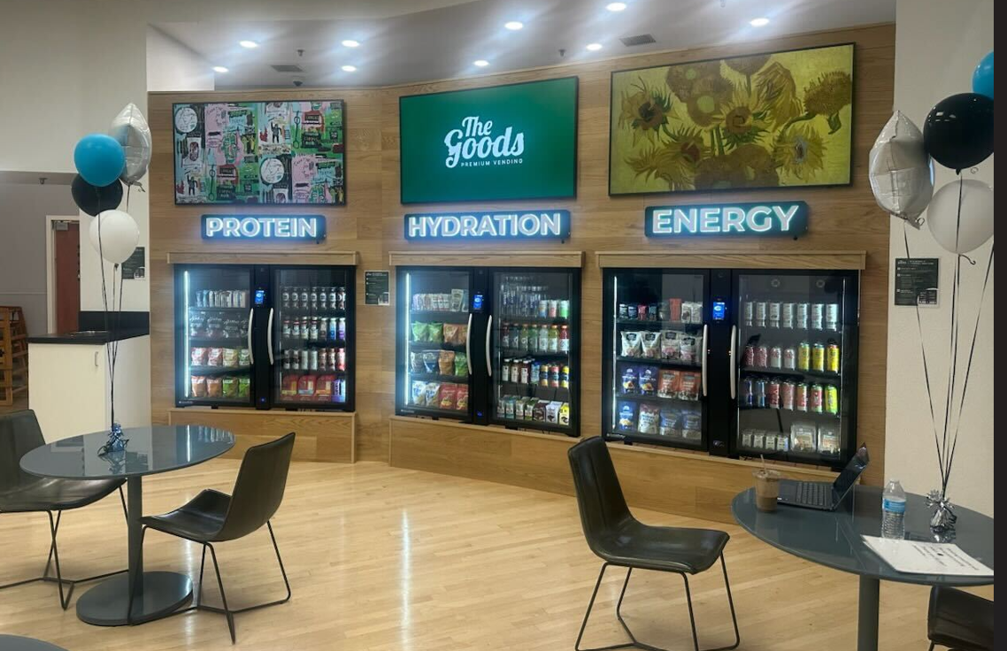 365 Pico Coolers in rijopstelling, gevuld met gezonde snacks en dranken, decor met neon ‘PROTEIN / HYDRATION / ENERGY’ – perfect voor events of gymomgevingen.