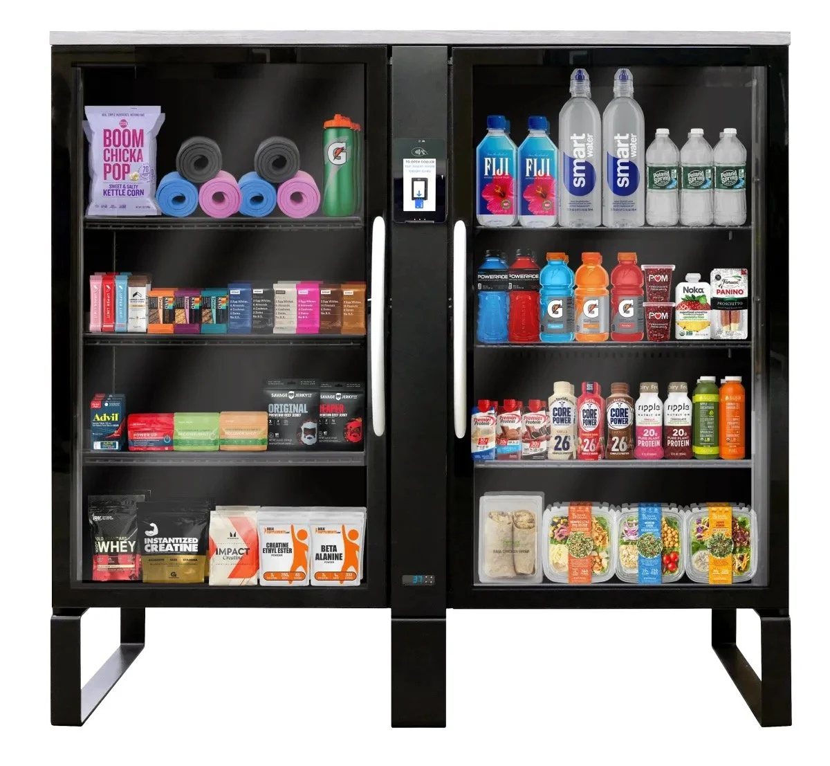 Een kast met verschillende voedingssupplementen, waterflessen, energiedranken, snacks en sportvoeding.