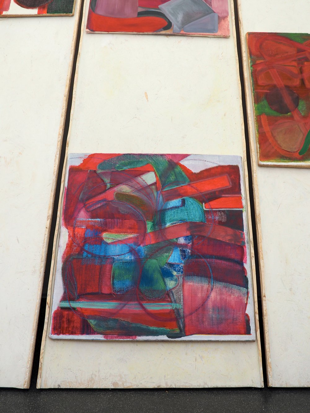 Movable hardboard walls, paintings from the set “Rahmen“, oil, gouache und crayon on jute/cotton, 2020