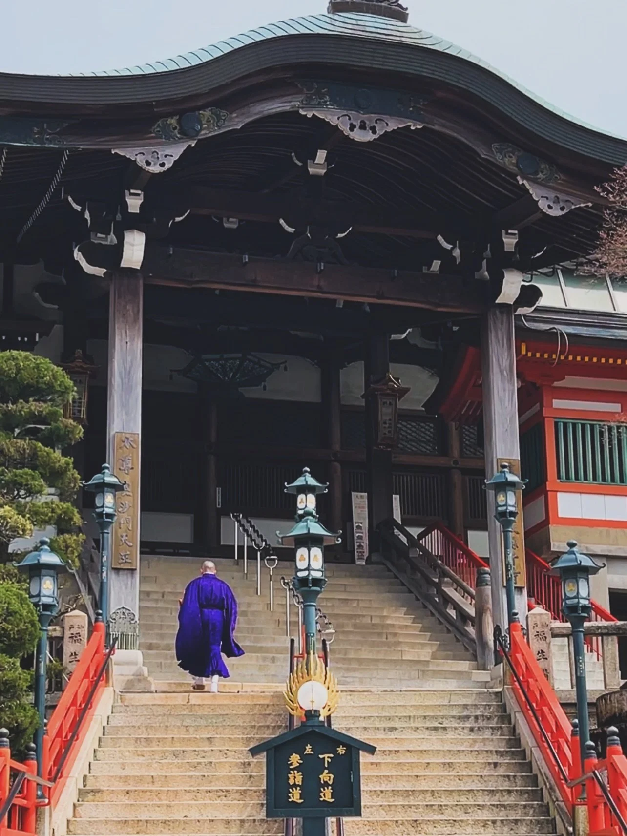 Chōgosonshi-ji Temple on Mt. Shigi in Nara is a power-spot with unforgettable views. Follow lantern-lined paths, spot the iconic tiger statues, and feel the mountain air shift your mood. From peaceful halls to dramatic cliffs, it&rsquo;s a perfect es
