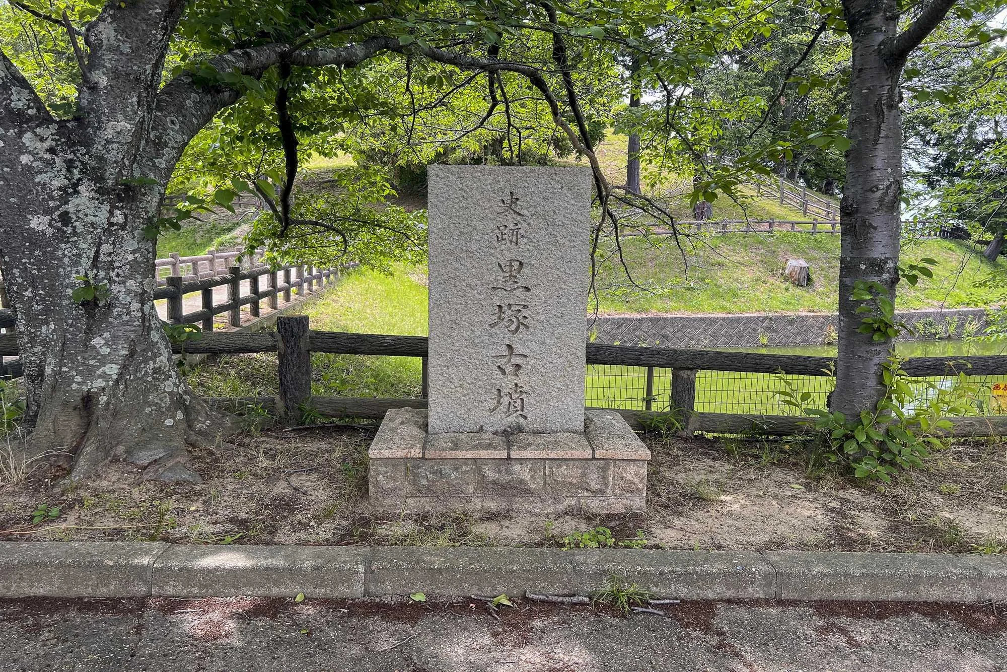 Kurozuka-Kofun_001.jpg
