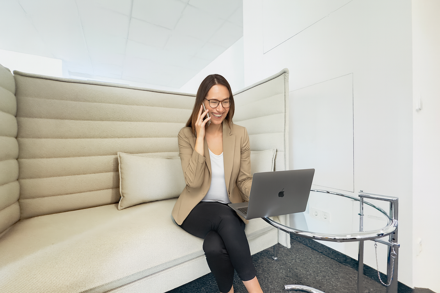frau-in-vitra-sitz.png