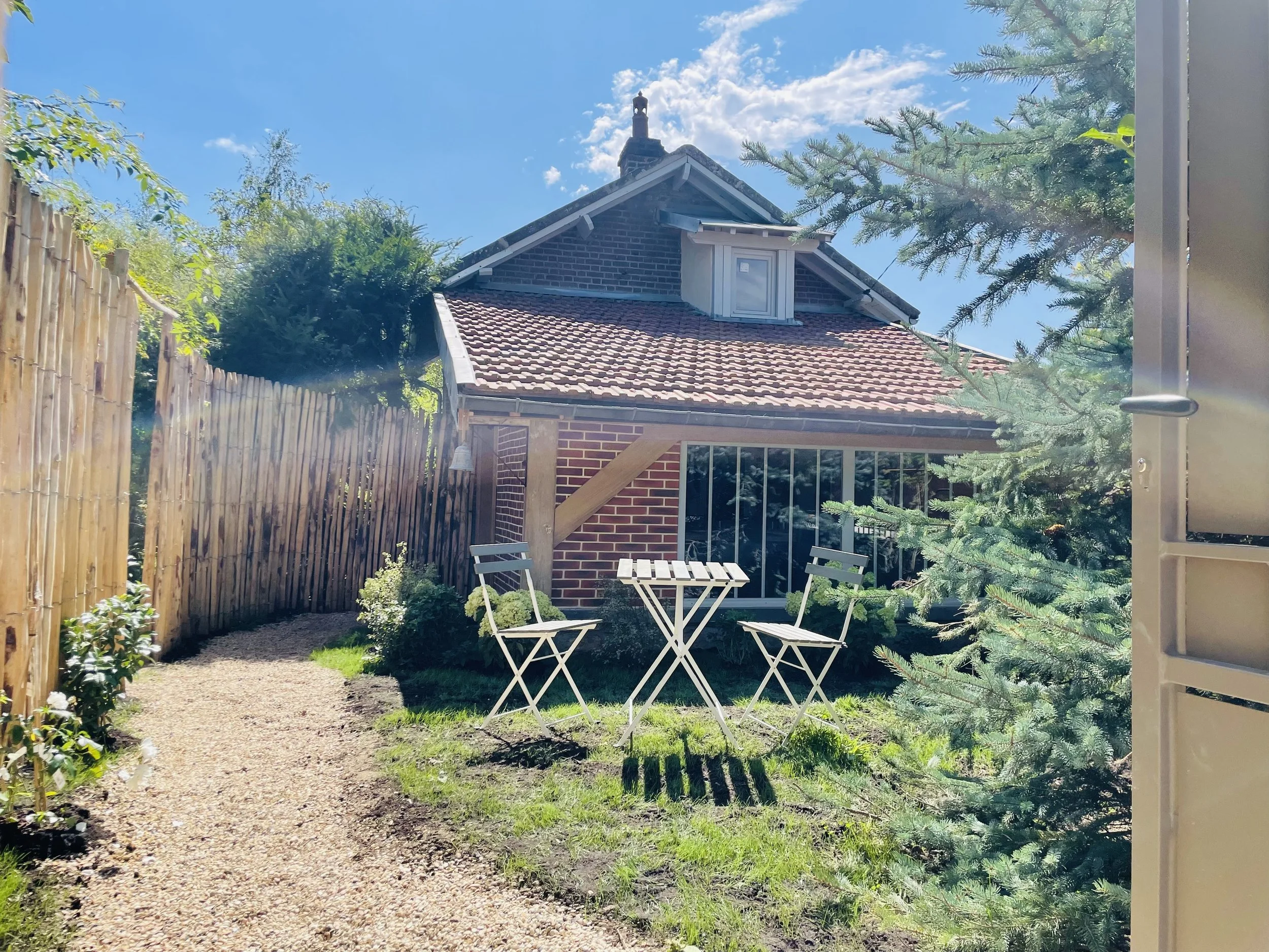 Location courte Senlis Oise Château de Chantilly Parc Astérix France Galop ruelles historiques week-end en couple vacances en famille séjour professionnel appartement tout confort La Boîte en Plus 40 minutes de Paris séminaire escapade nature