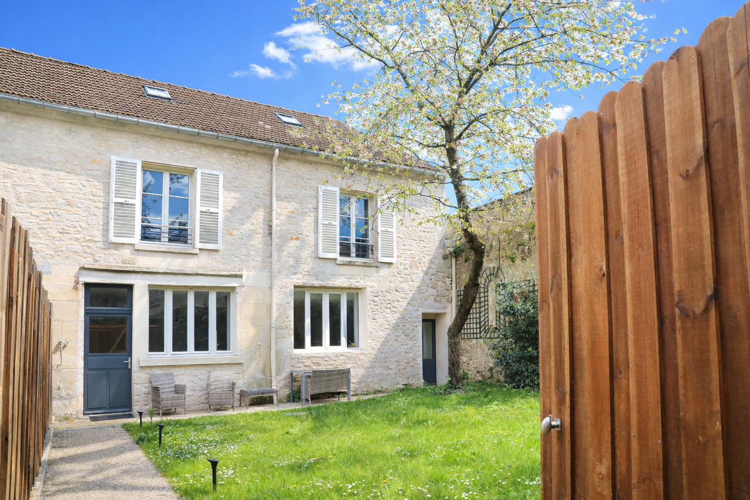 Location courte Senlis Oise Château de Chantilly Parc Astérix France Galop ruelles historiques week-end en couple vacances en famille séjour professionnel appartement tout confort La Boîte en Plus 40 minutes de Paris séminaire escapade nature