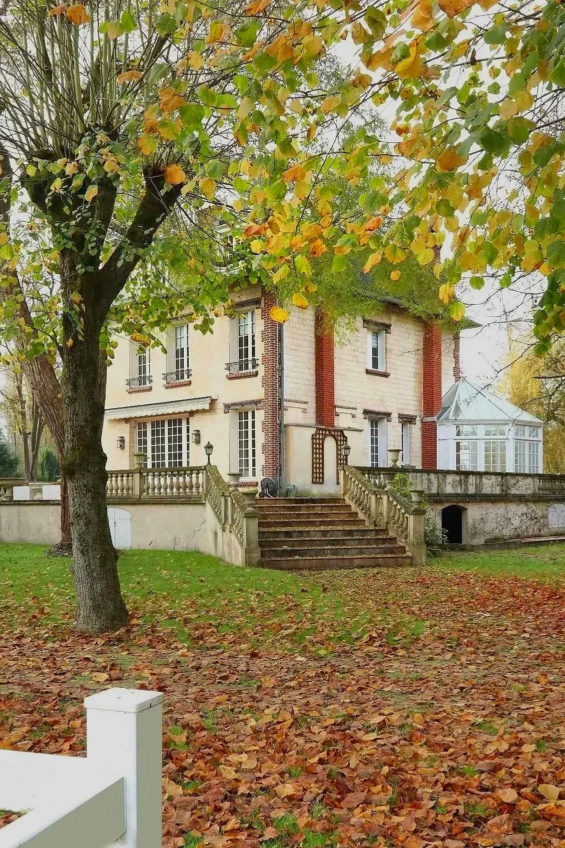 Location courte Senlis Oise Château de Chantilly Parc Astérix France Galop ruelles historiques week-end en couple vacances en famille séjour professionnel appartement tout confort La Boîte en Plus 40 minutes de Paris séminaire escapade nature