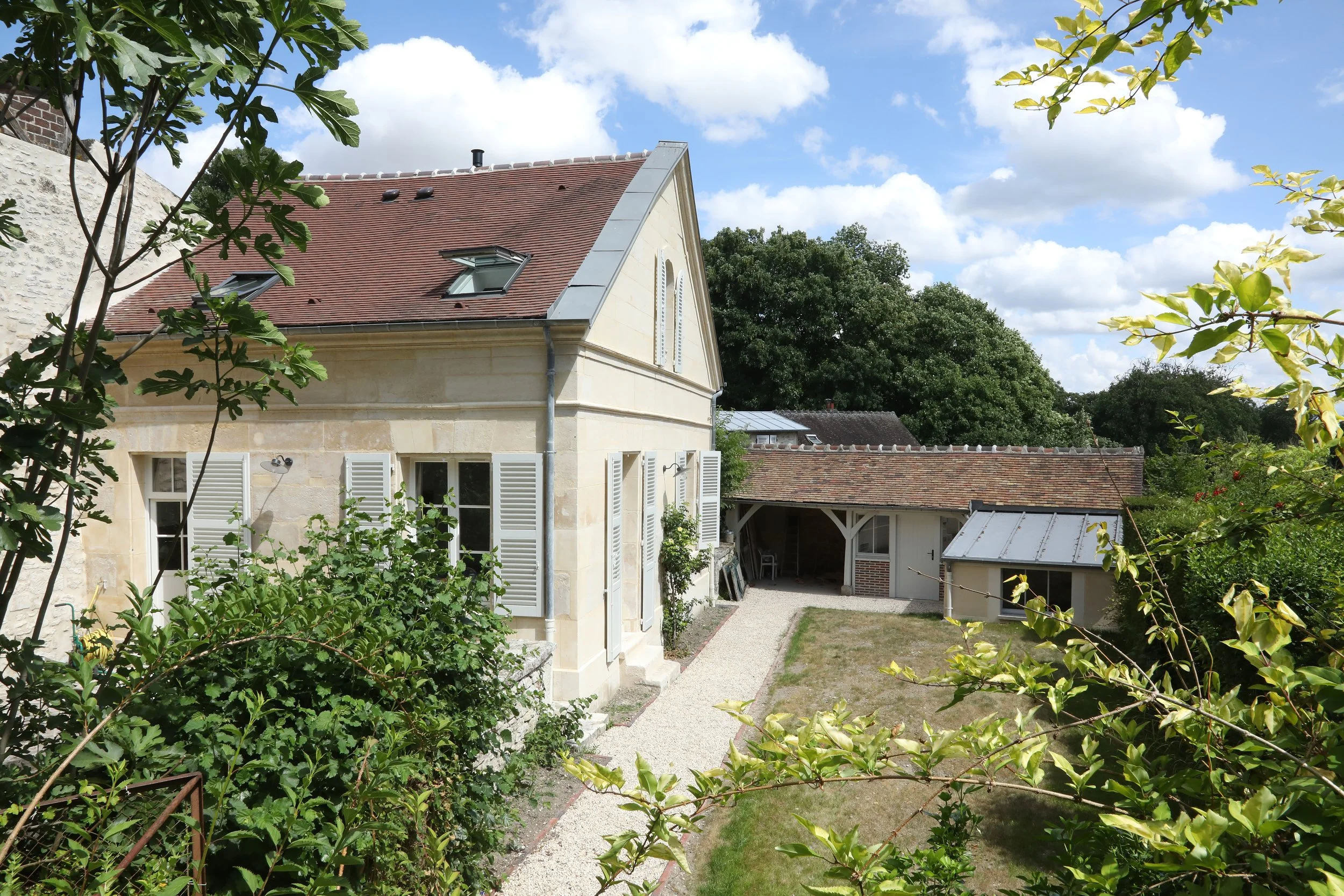 Location courte Senlis Oise Château de Chantilly Parc Astérix France Galop ruelles historiques week-end en couple vacances en famille séjour professionnel appartement tout confort La Boîte en Plus 40 minutes de Paris séminaire escapade nature