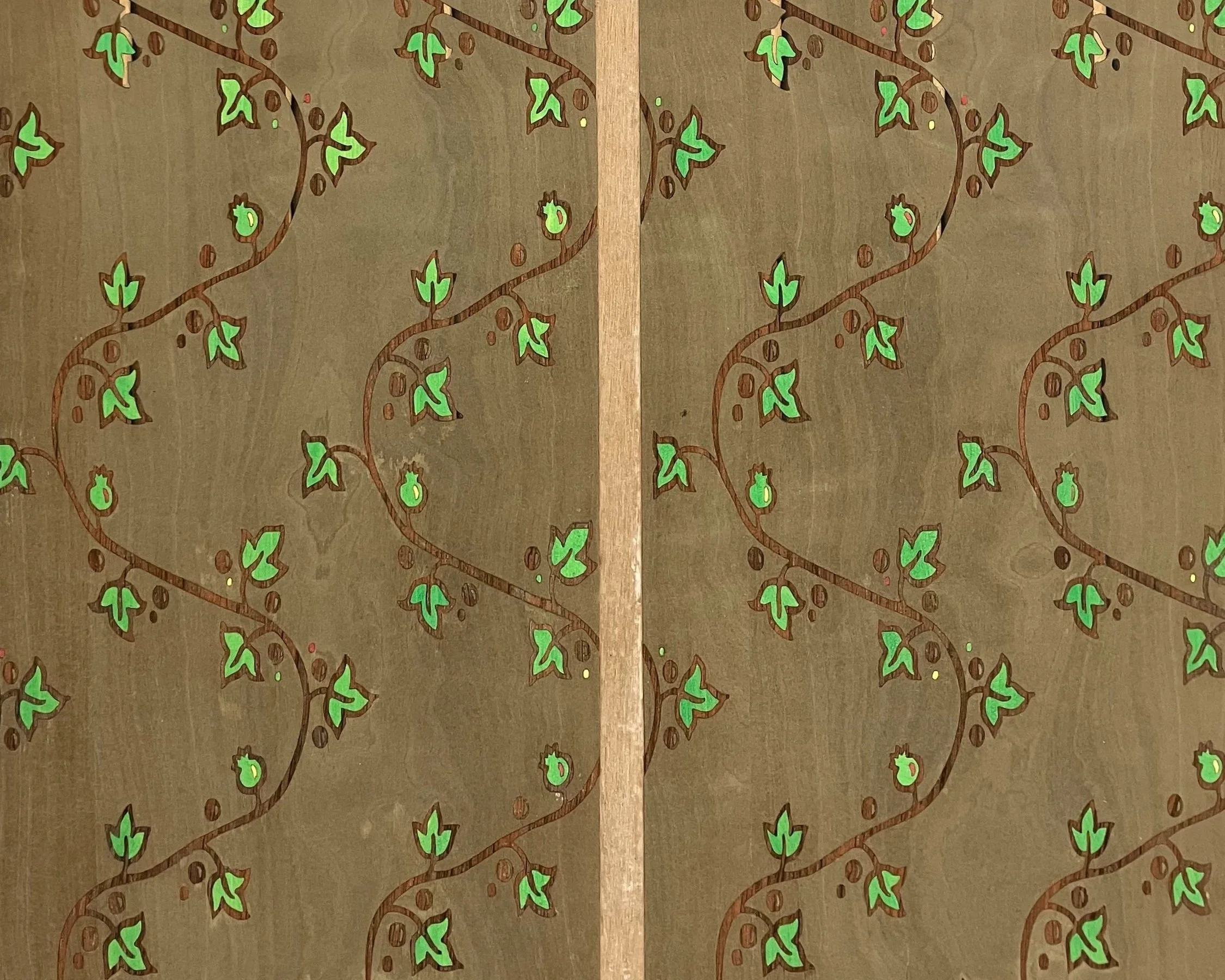 Deux panneaux en bois avec une décoration de motifs de vignes, feuilles et petits fruits, en couleurs vert et brun.